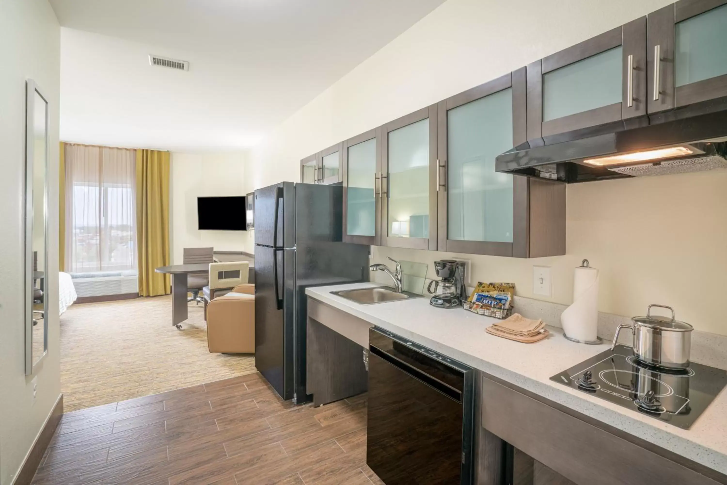 Photo of the whole room, Kitchen/Kitchenette in Candlewood Suites - Nashville - Franklin, an IHG Hotel