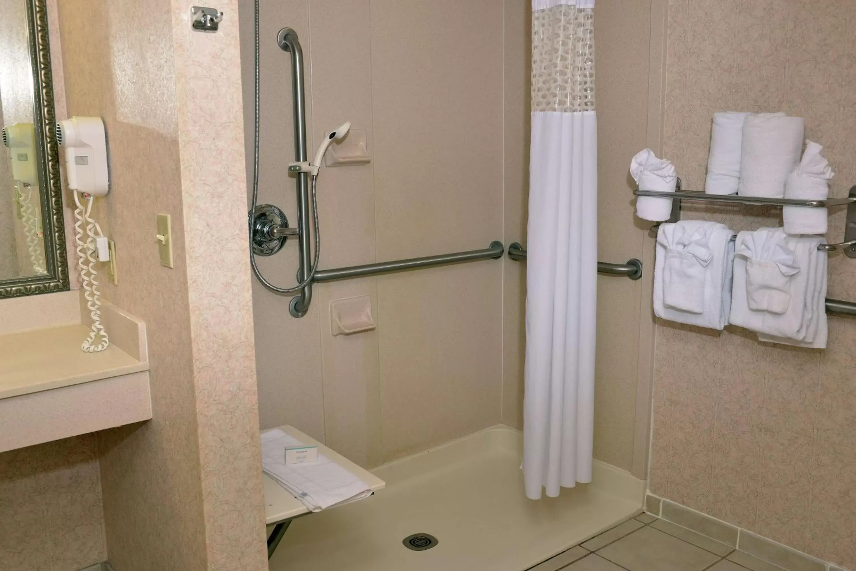 Bathroom in Hampton Inn & Suites Springfield