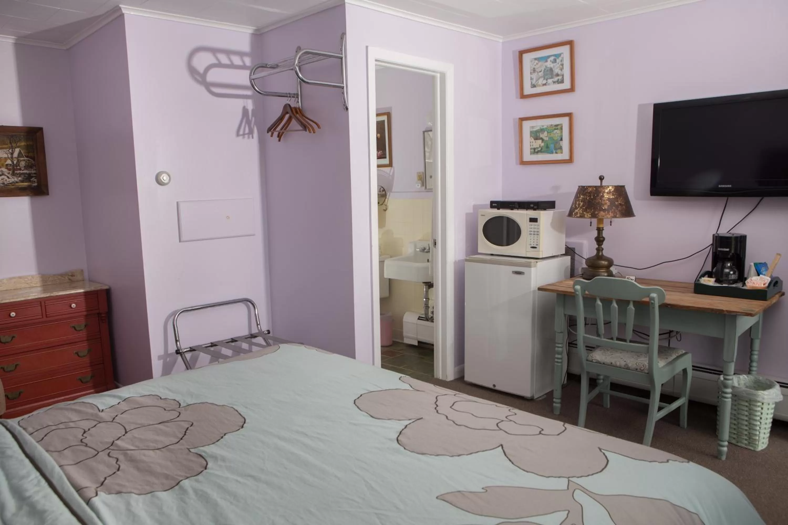 Bed in Governor's Rock Motel