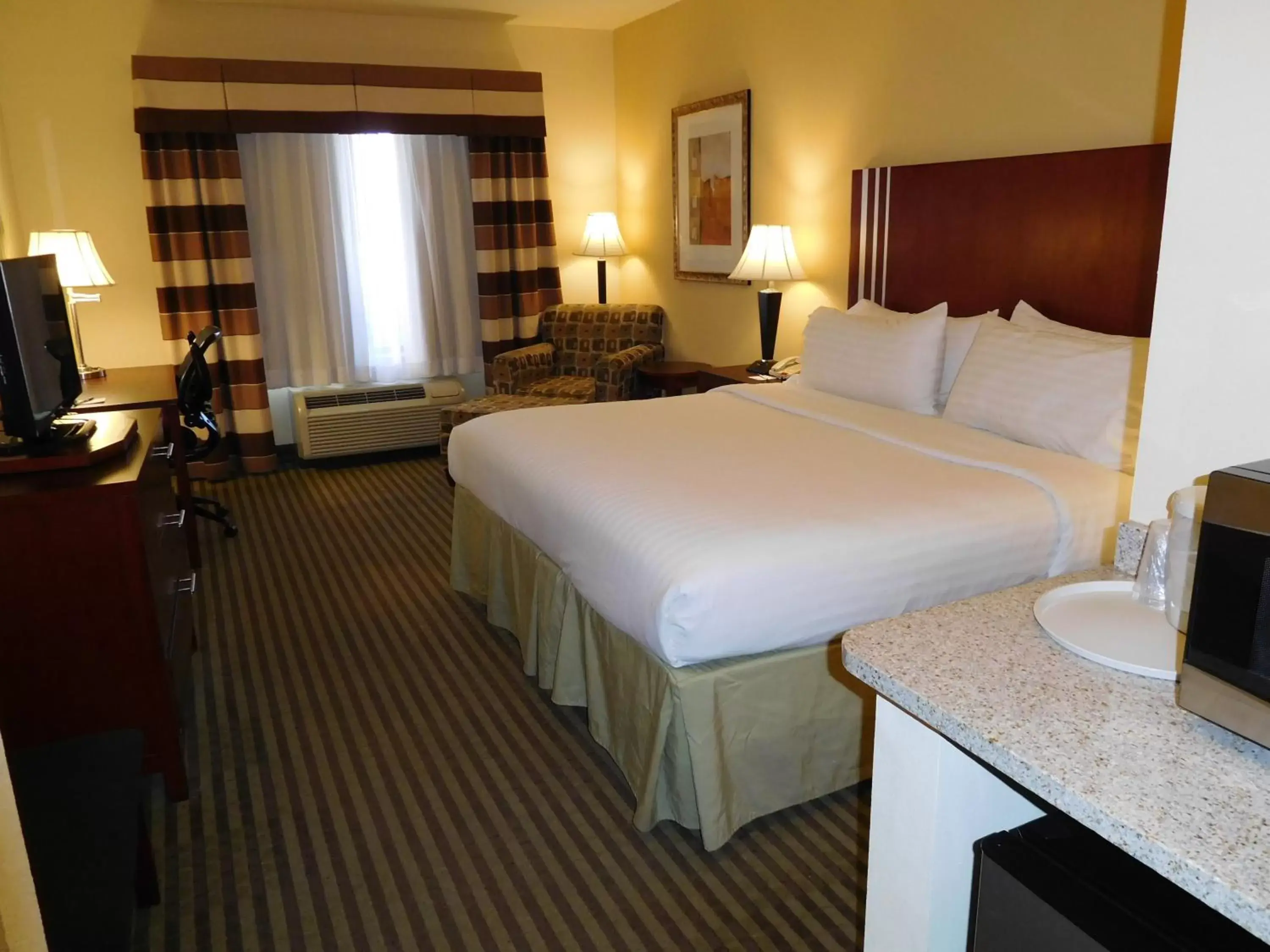 Photo of the whole room, Bed in Holiday Inn Express Ponca City, an IHG Hotel