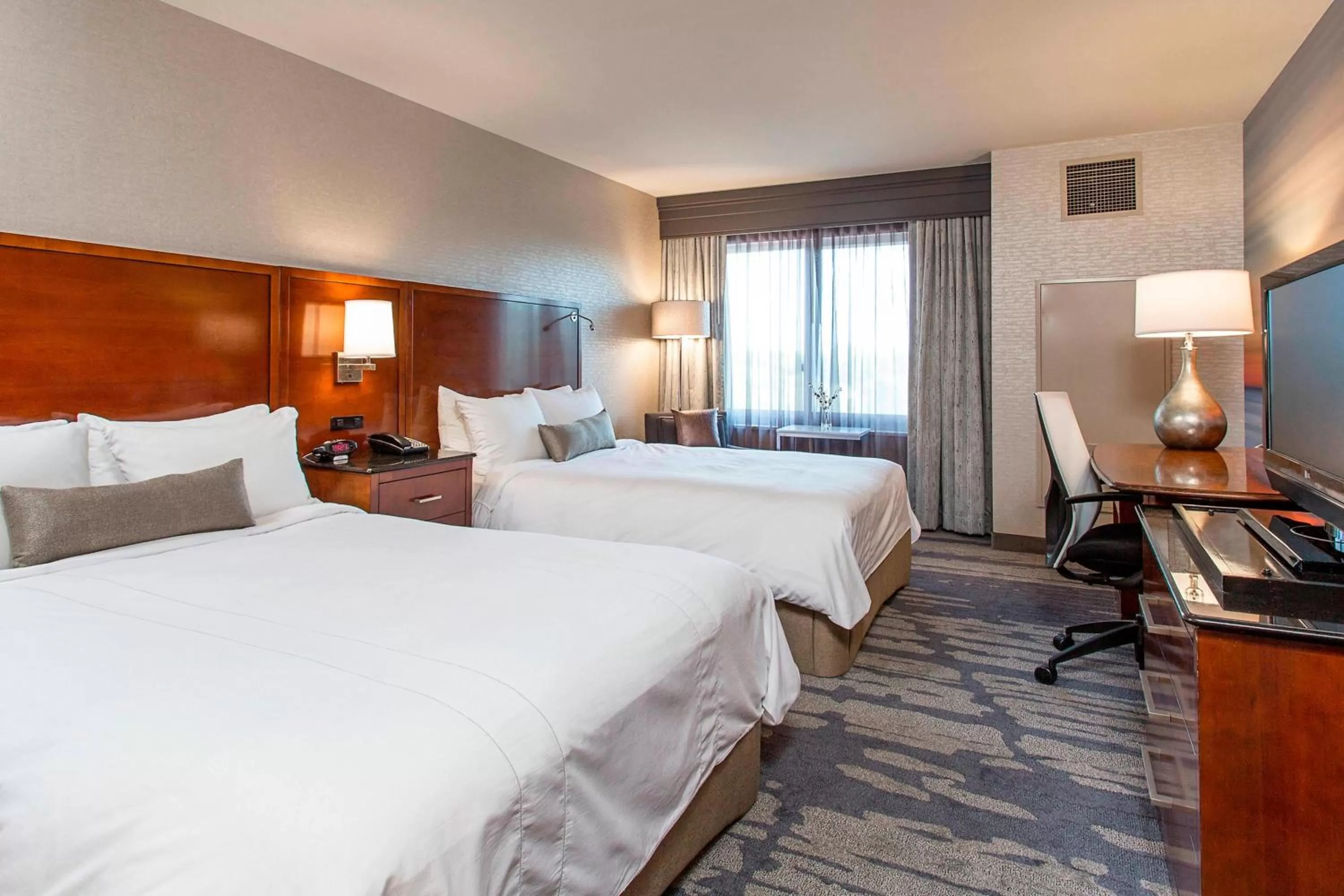 Photo of the whole room, Bed in Rochester Airport Marriott