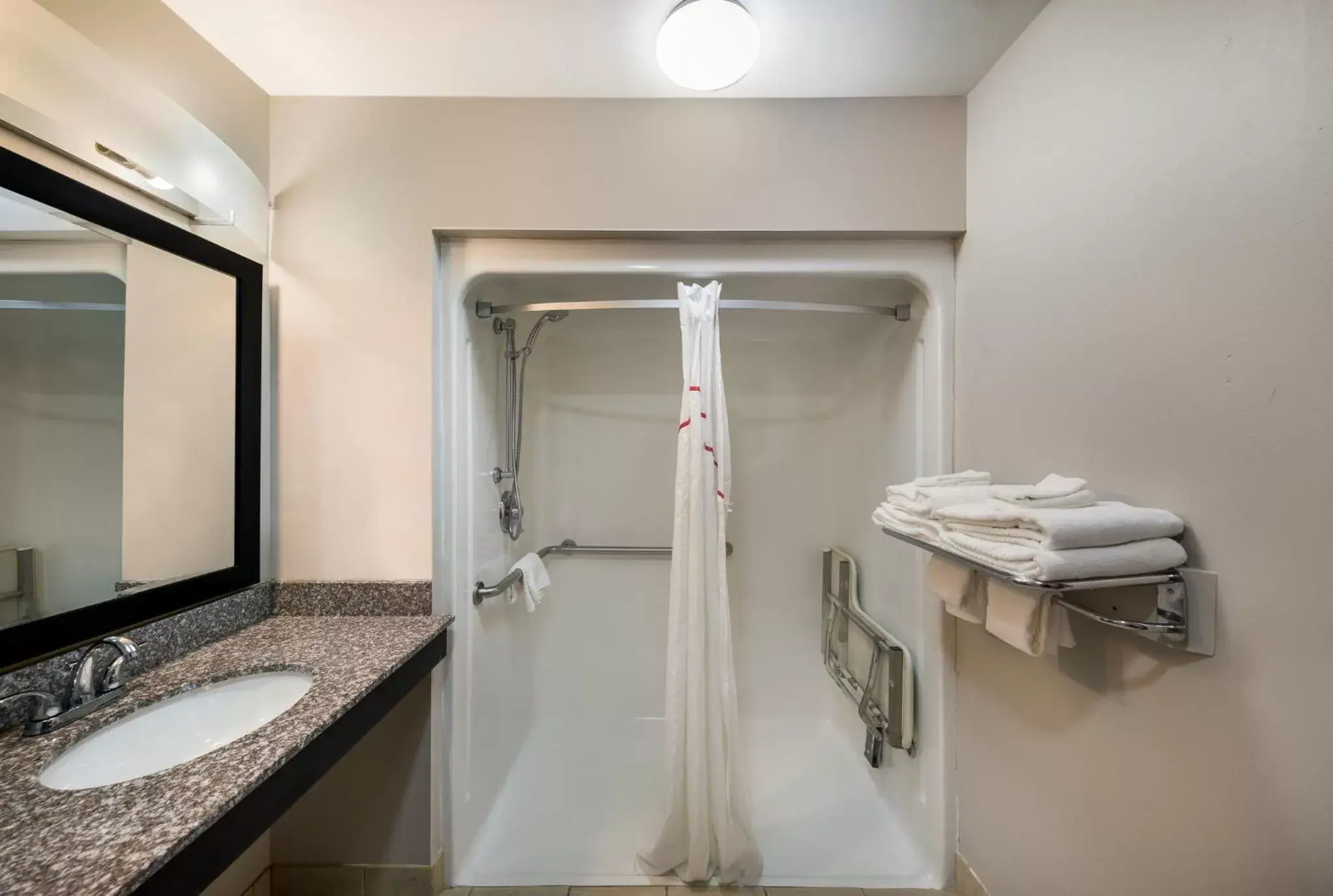 Bathroom in Red Roof Inn Jasper