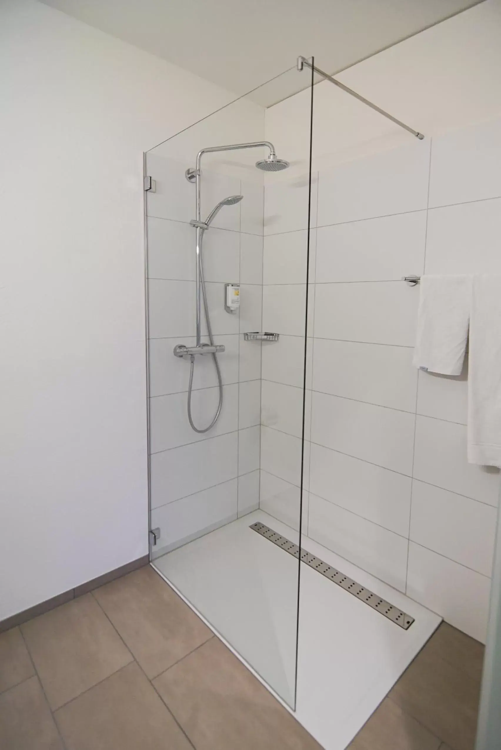 Shower, Bathroom in Hotel am Kreisel: Self-Service Check-In Hotel