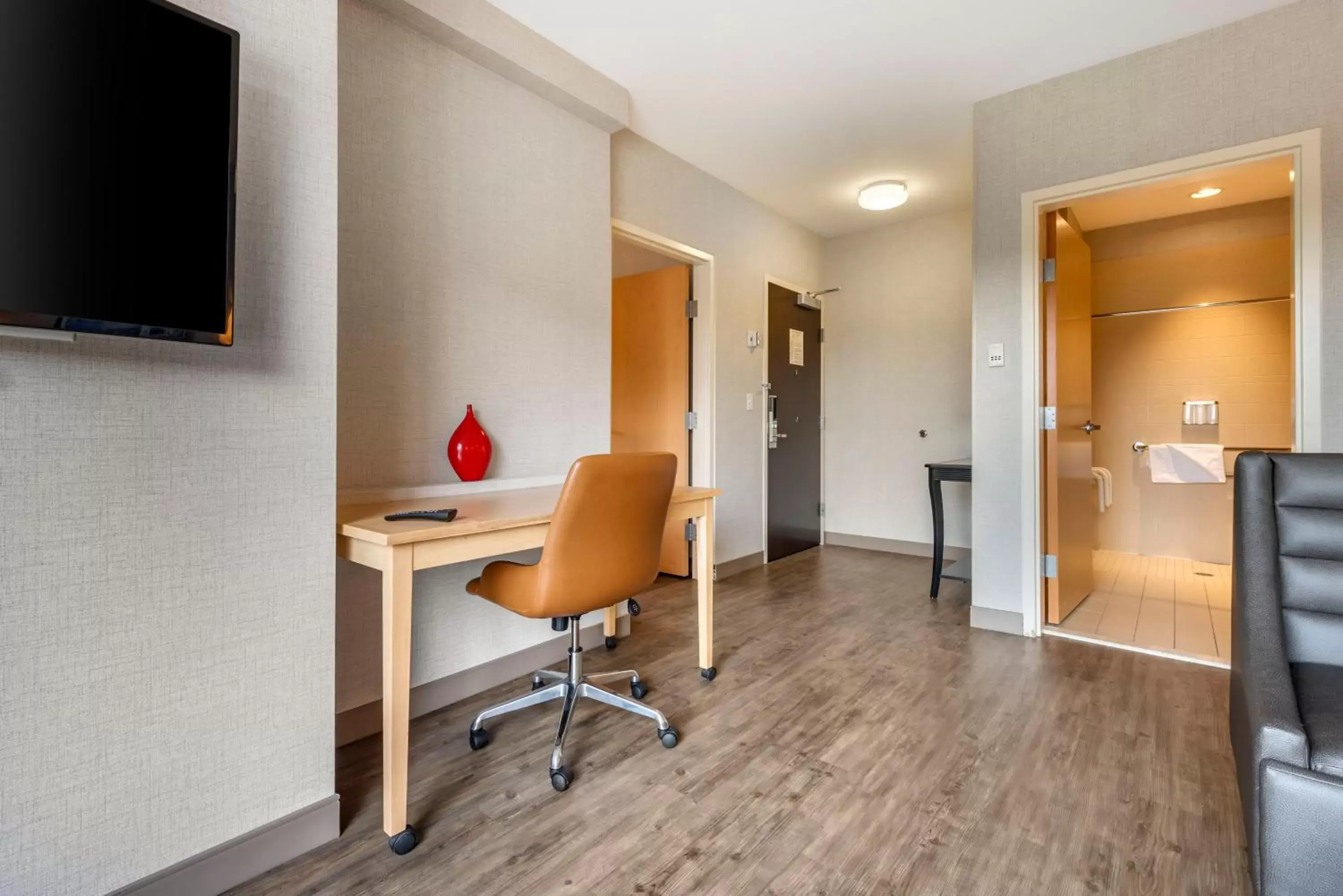 Living room, TV/Entertainment Center in Cambria Hotel Madison East