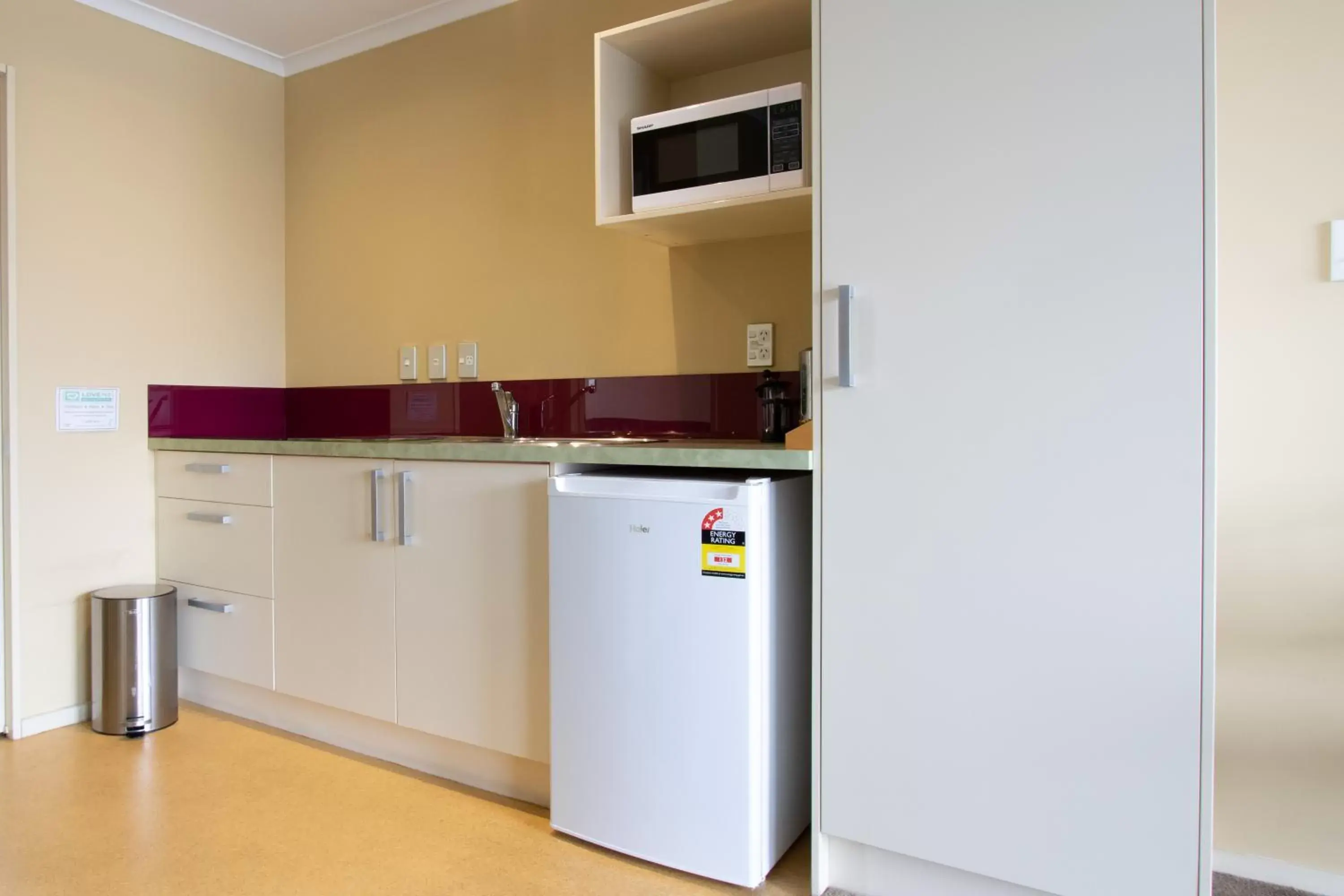 Kitchen/Kitchenette in Annabelle Motel