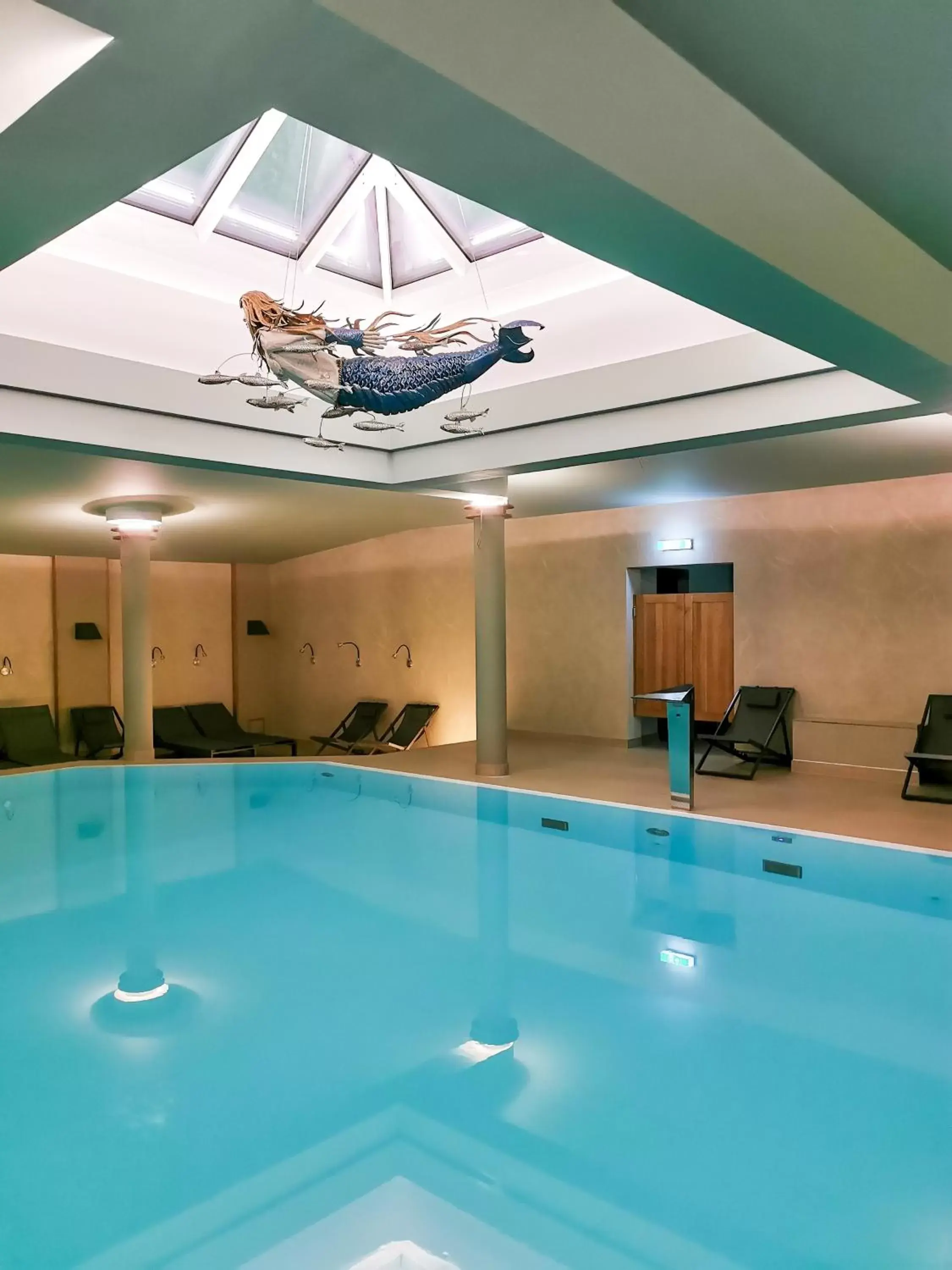 Swimming Pool in Hotel Weißes Schloß