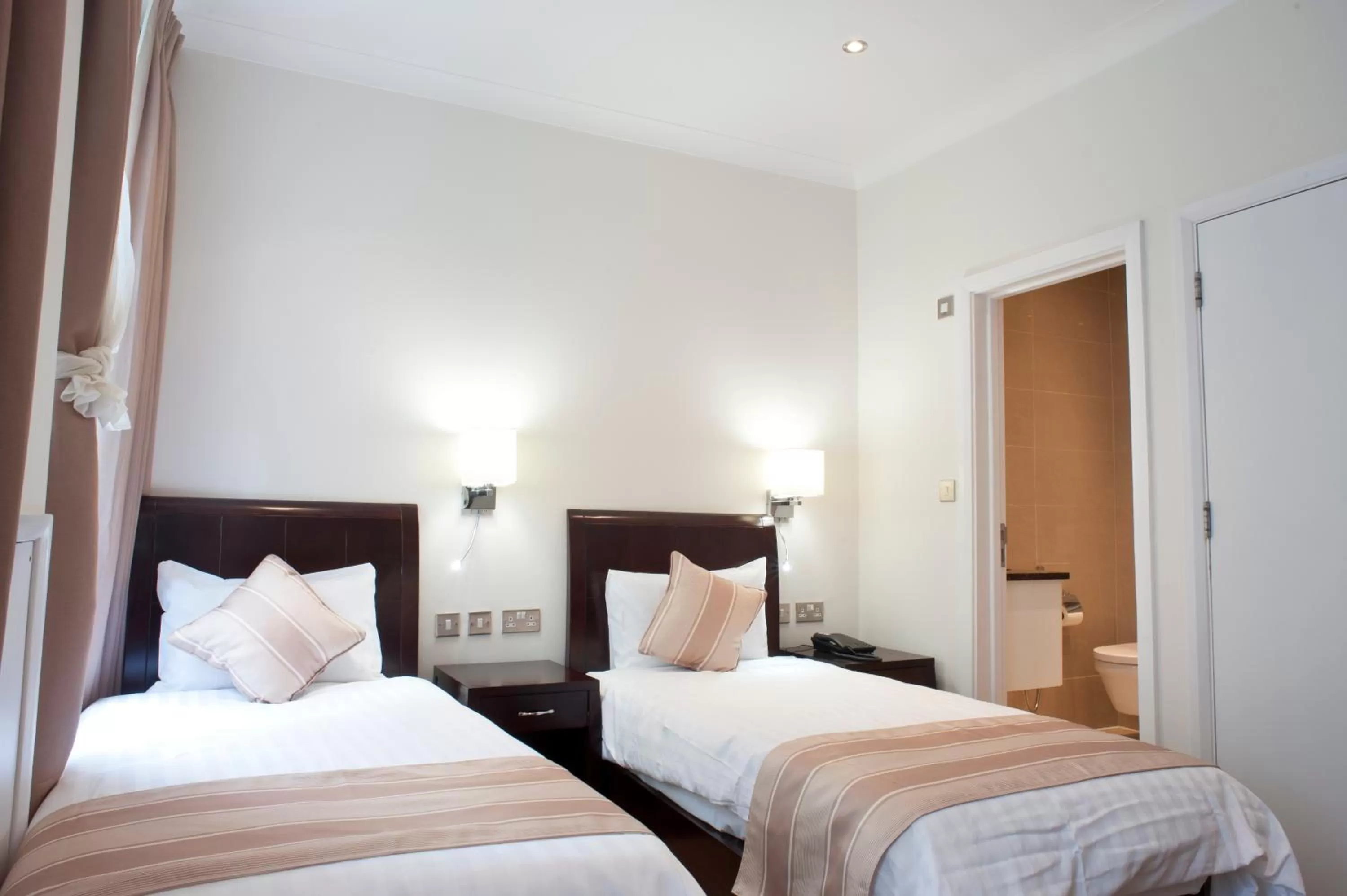 Photo of the whole room, Bed in The Villa Kensington