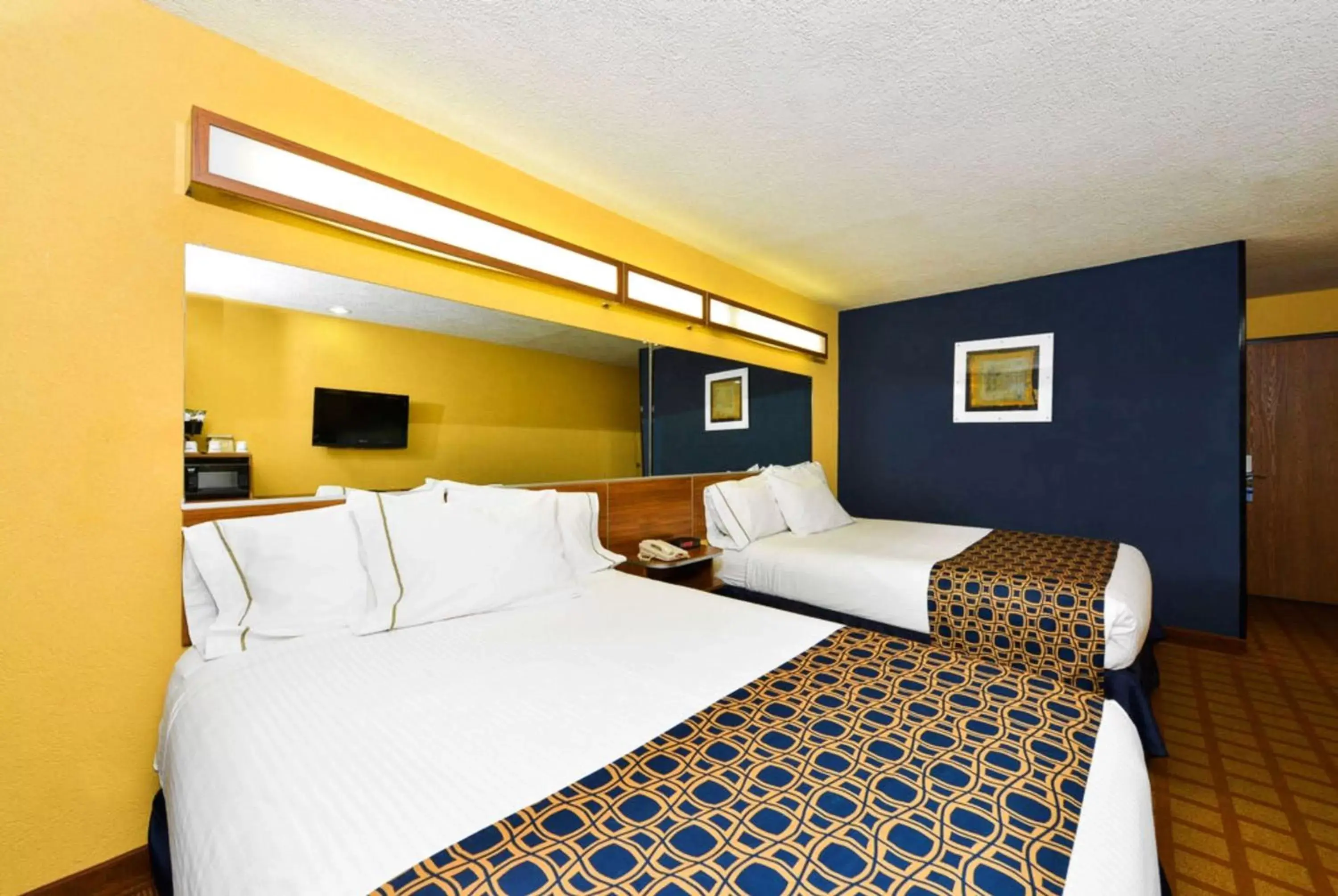 Bed in Microtel Inn & Suites by Wyndham New Braunfels I-35