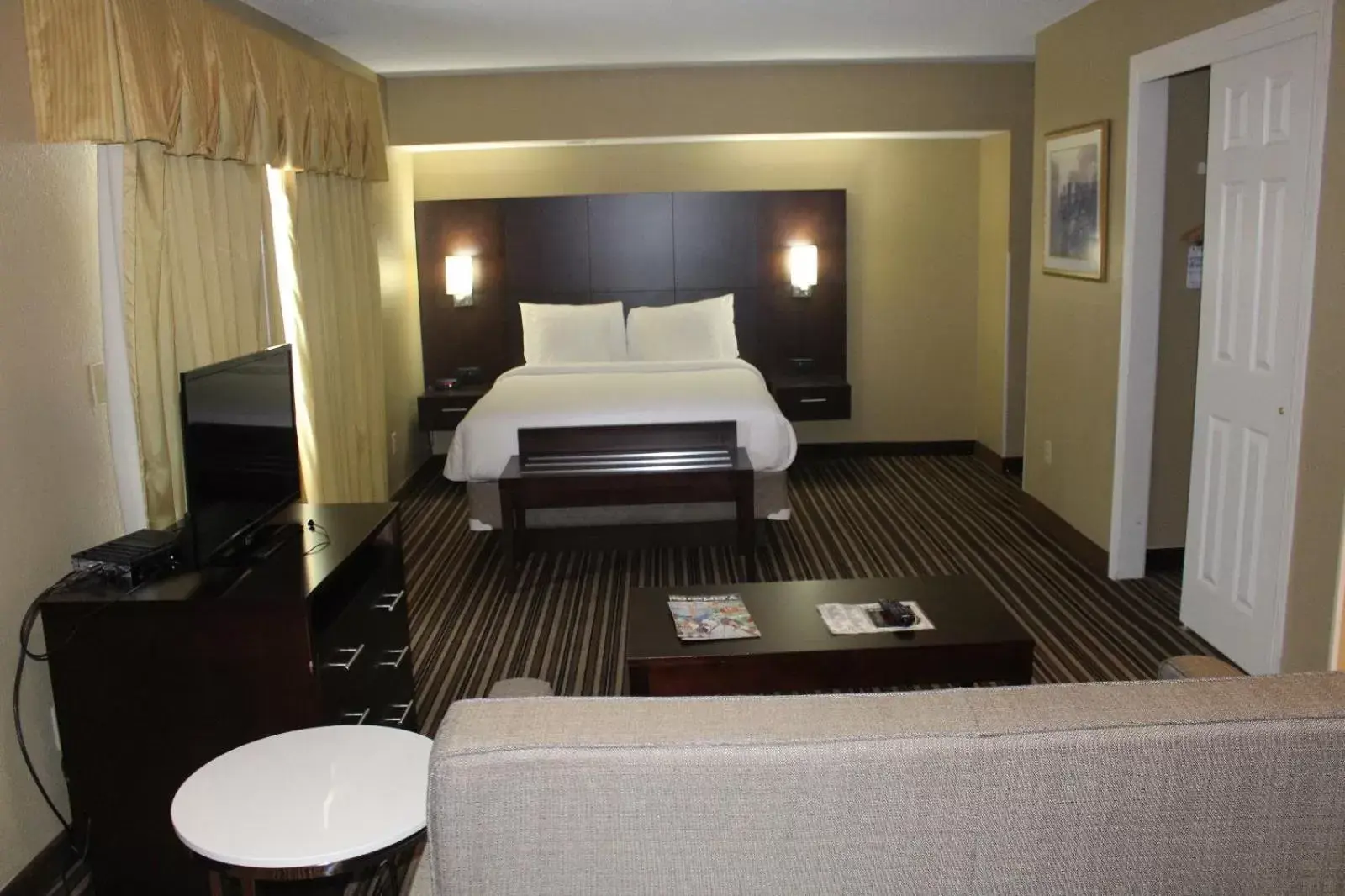Bedroom, Bed in Hawthorn Suites Wichita East