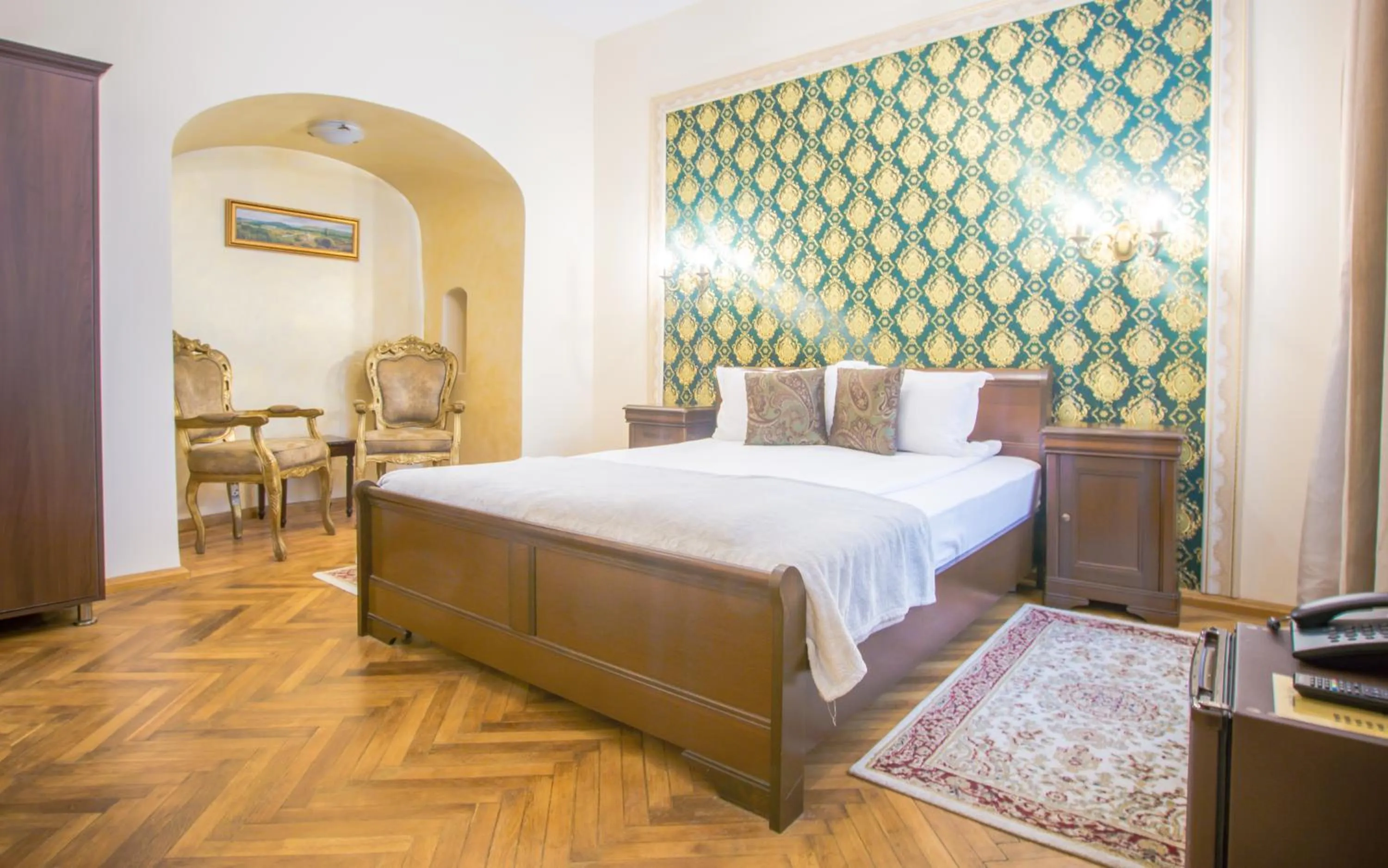 Photo of the whole room, Bed in Safrano Palace