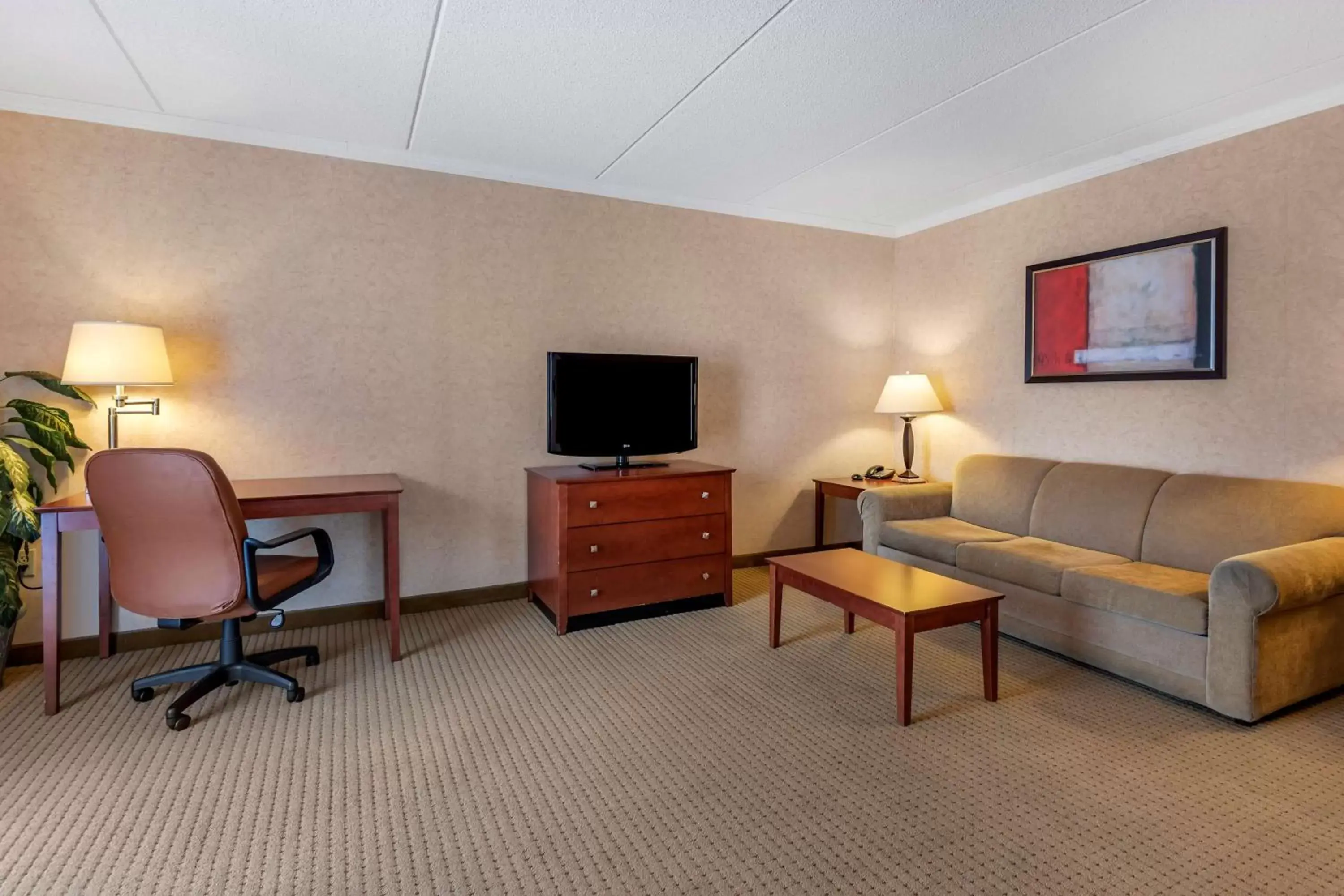 Living room, Seating Area in Best Western Plus Oswego Hotel and Conference Center