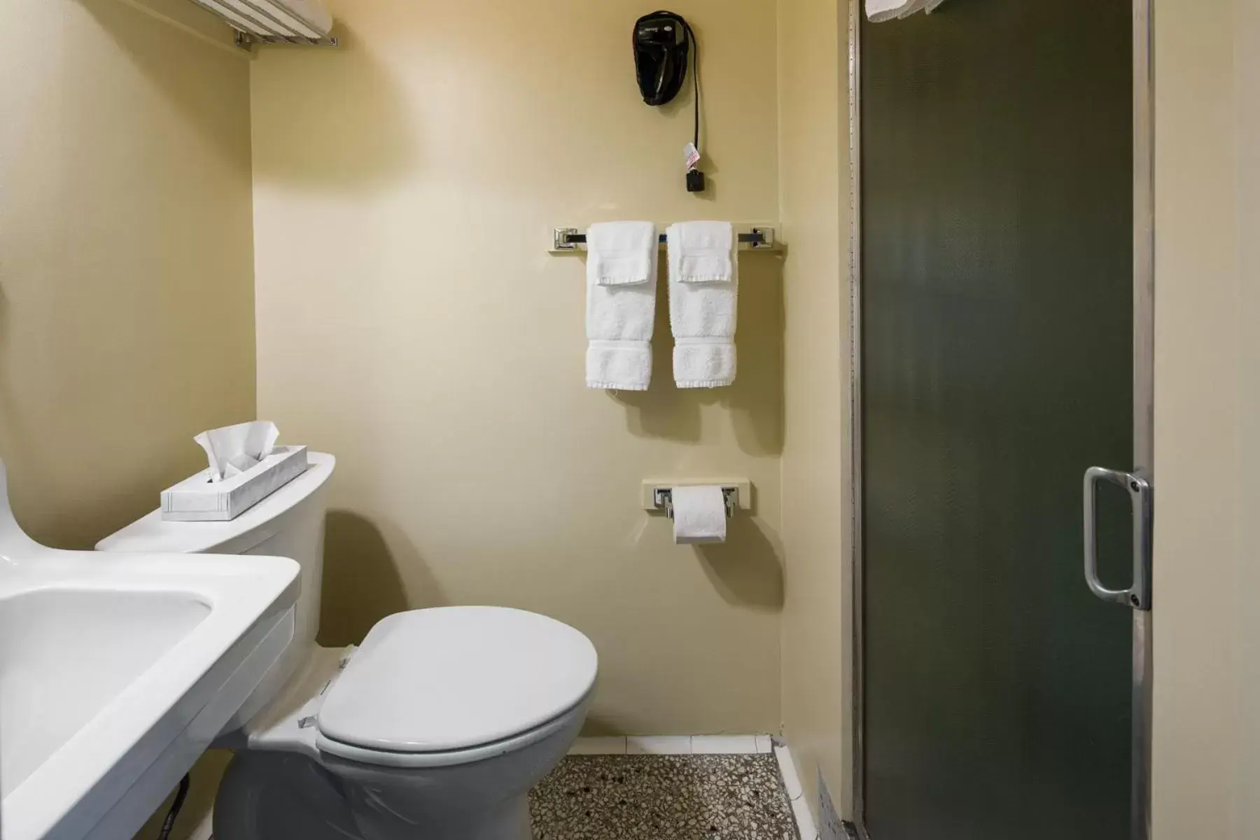 Bathroom in Finlen Hotel and Motor Inn