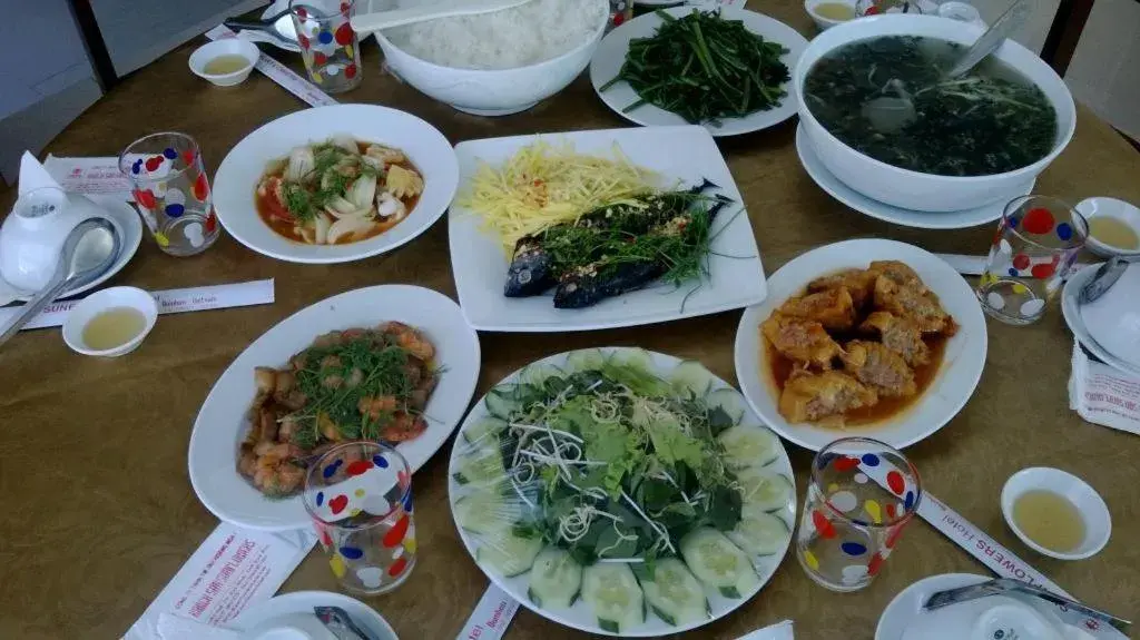 Food and drinks, Lunch and Dinner in Hoang Yen Canary Hotel