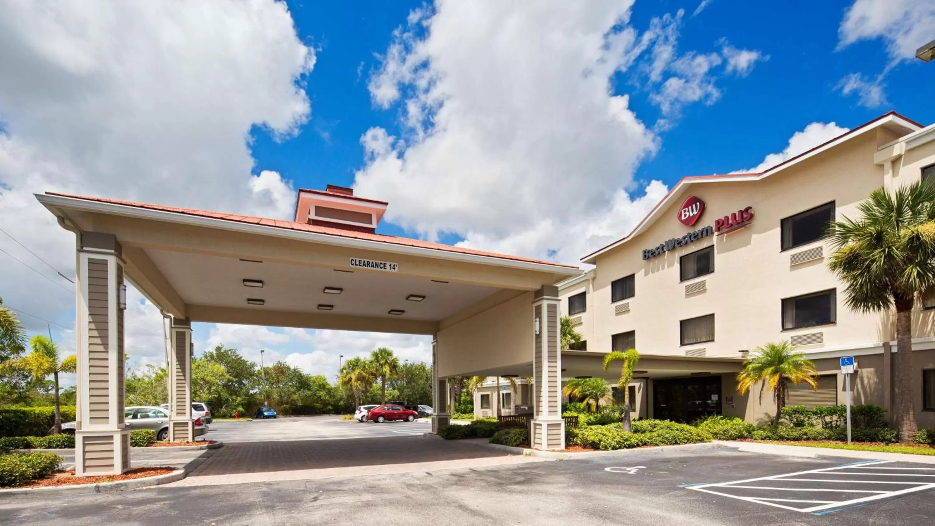 Property building in Best Western Plus Sebastian Hotel & Suites