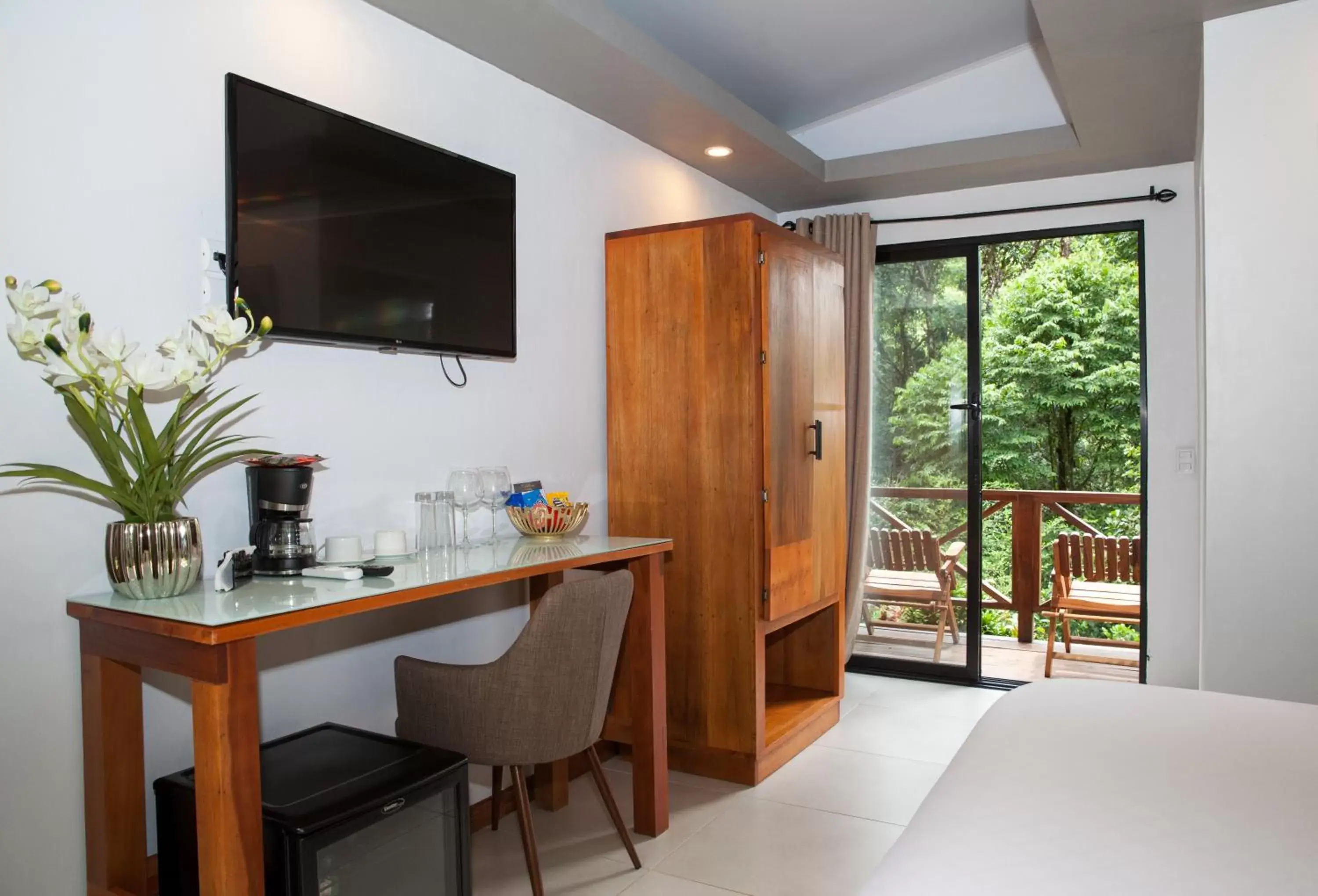 Bedroom, TV/Entertainment Center in Tifakara Boutique Hotel & Birding Oasis