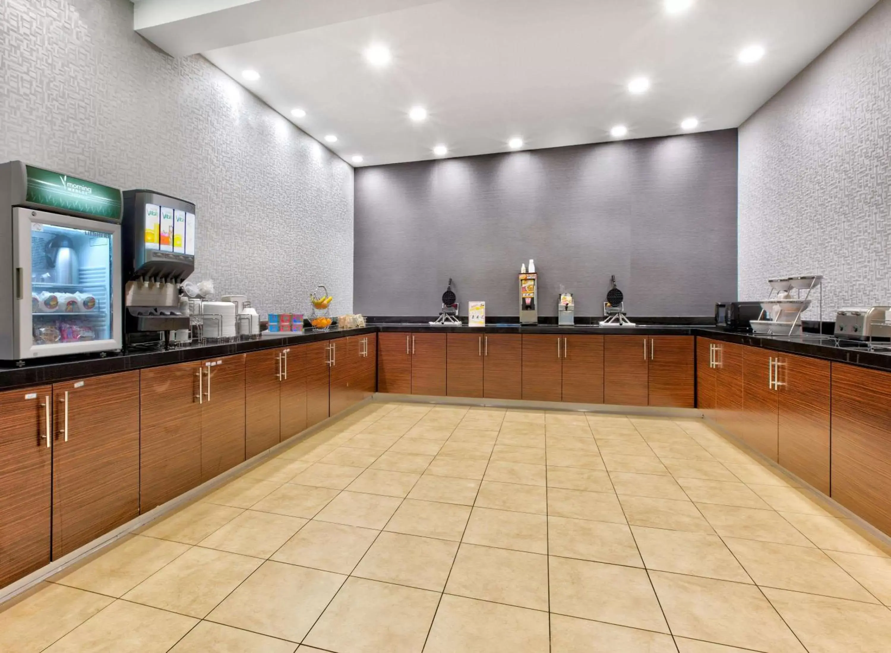 Restaurant/places to eat, Kitchen/Kitchenette in Wingate by Wyndham Longview North