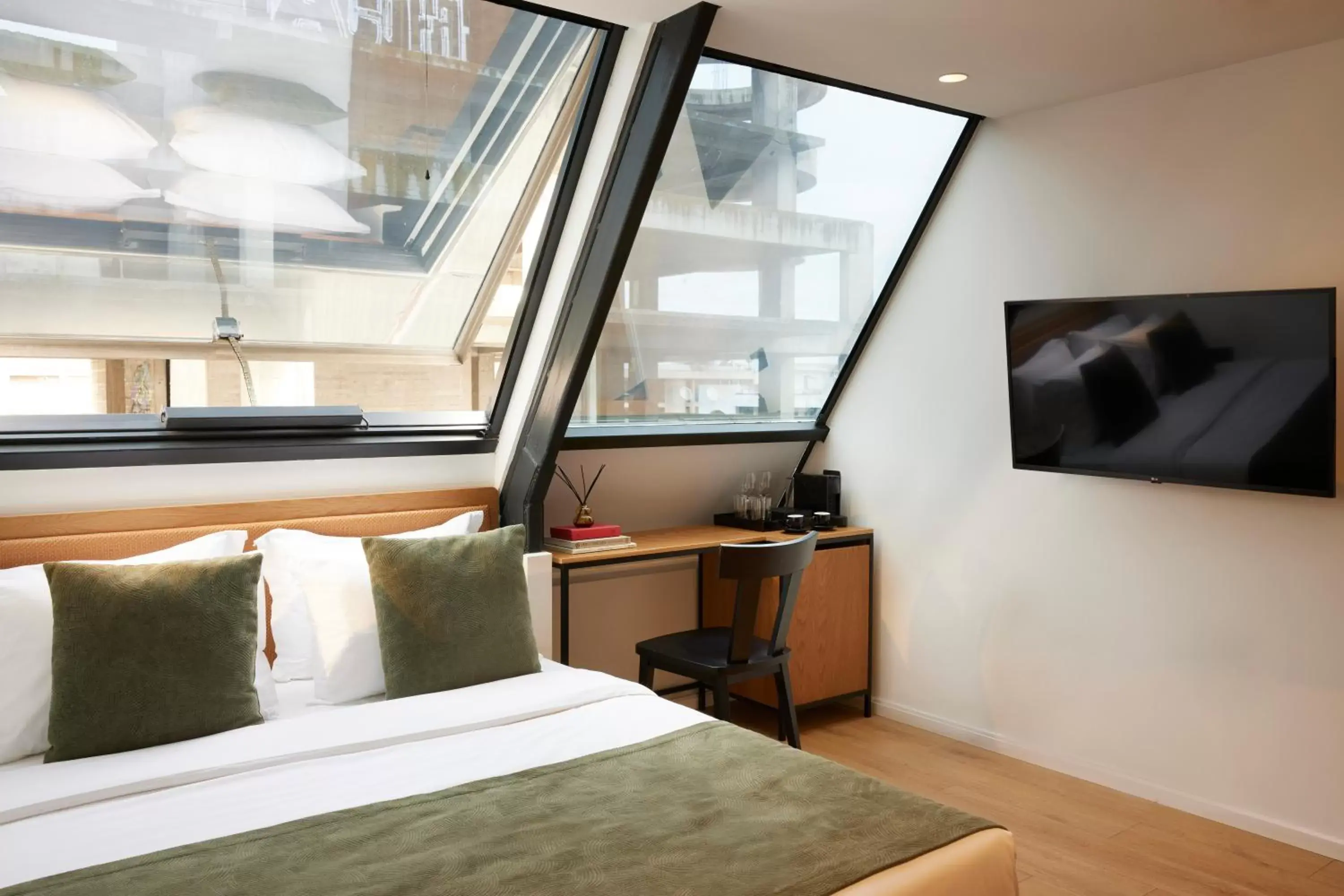 Bed, TV/Entertainment Center in Noa Hotel