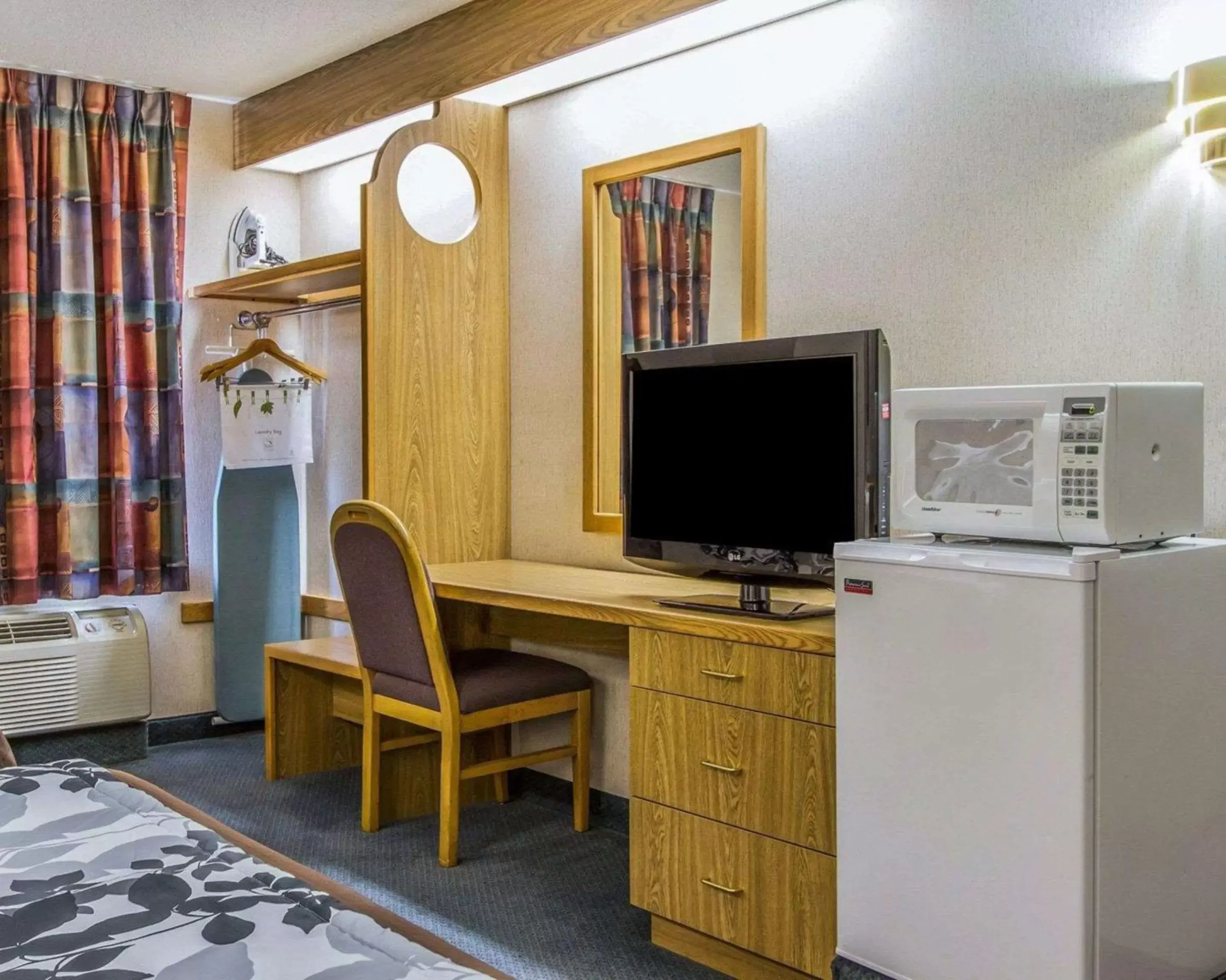 Photo of the whole room, TV/Entertainment Center in Rodeway Inn Fremont