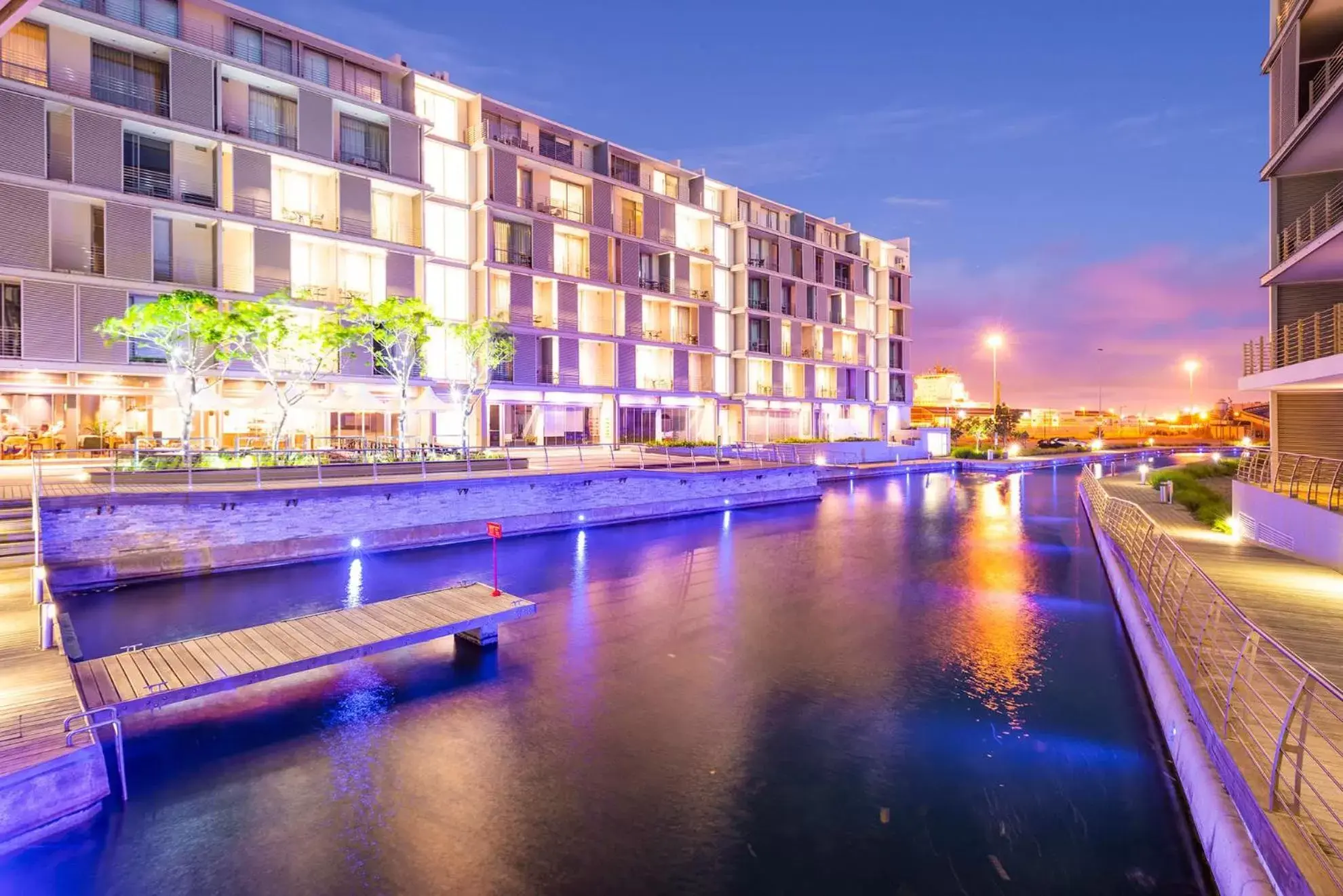 Restaurant/places to eat, Swimming Pool in aha Harbour Bridge Hotel & Suites