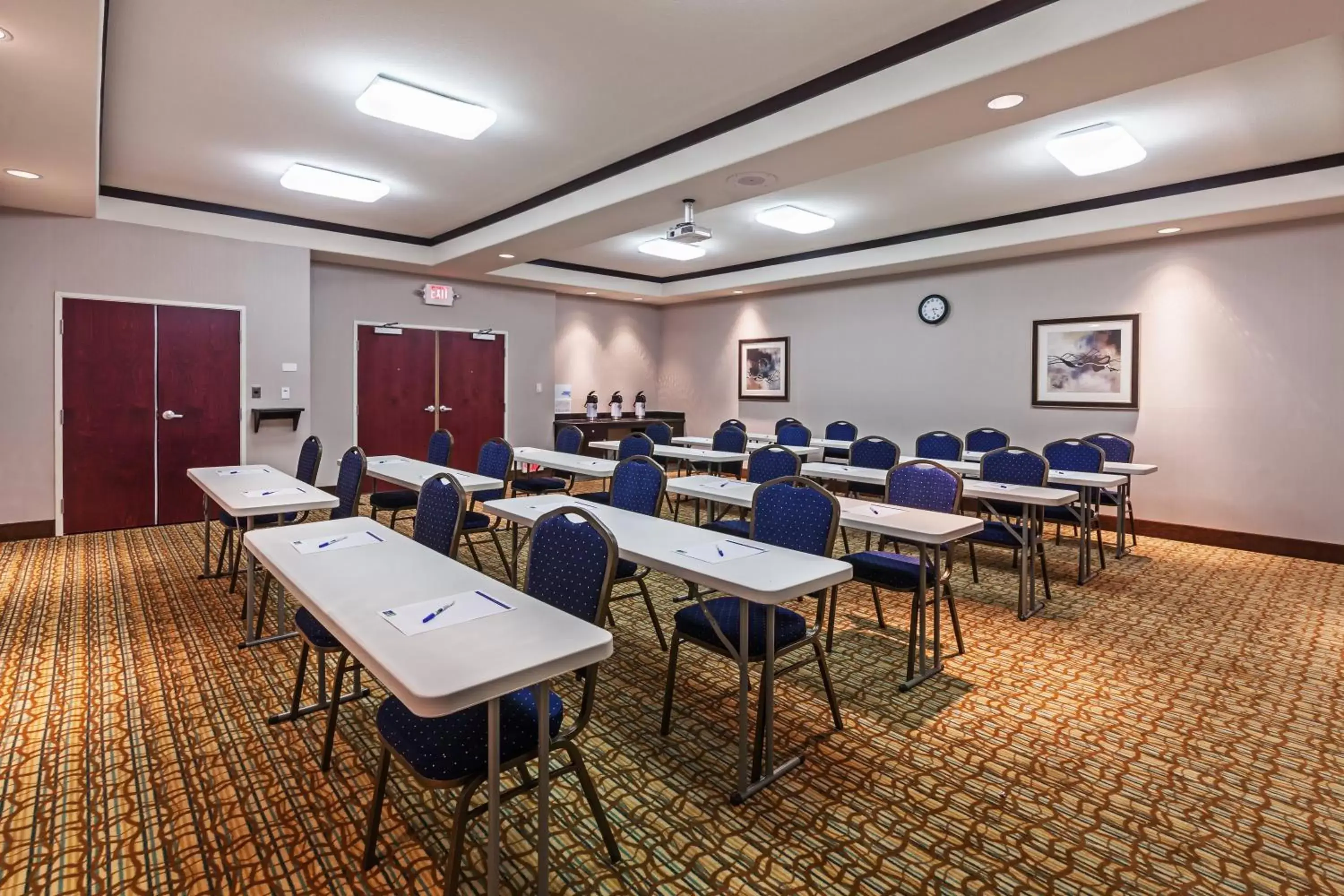 Meeting/conference room in Holiday Inn Express & Suites Cleveland, an IHG Hotel
