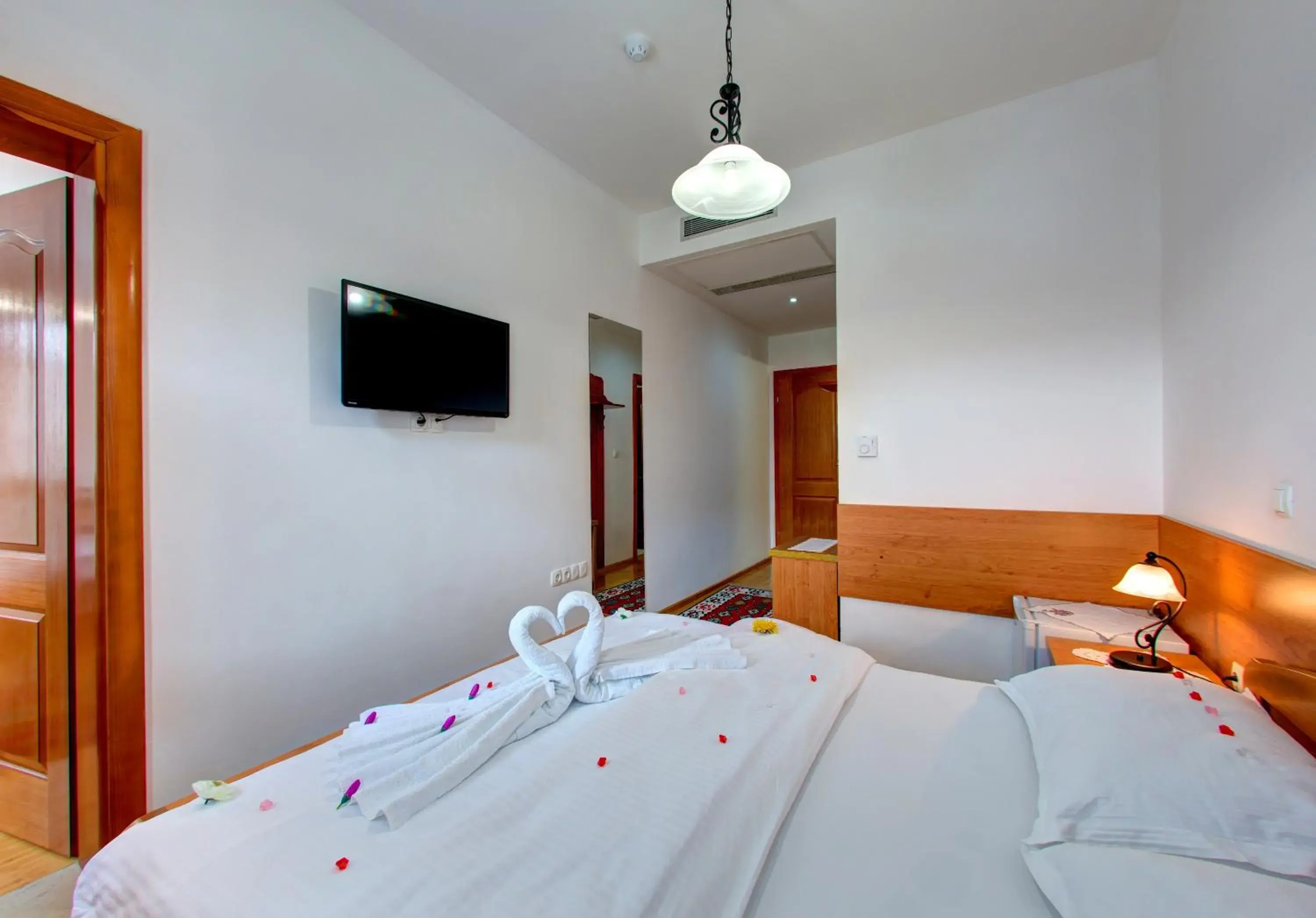 Communal lounge/ TV room, Bed in Hotel Almira