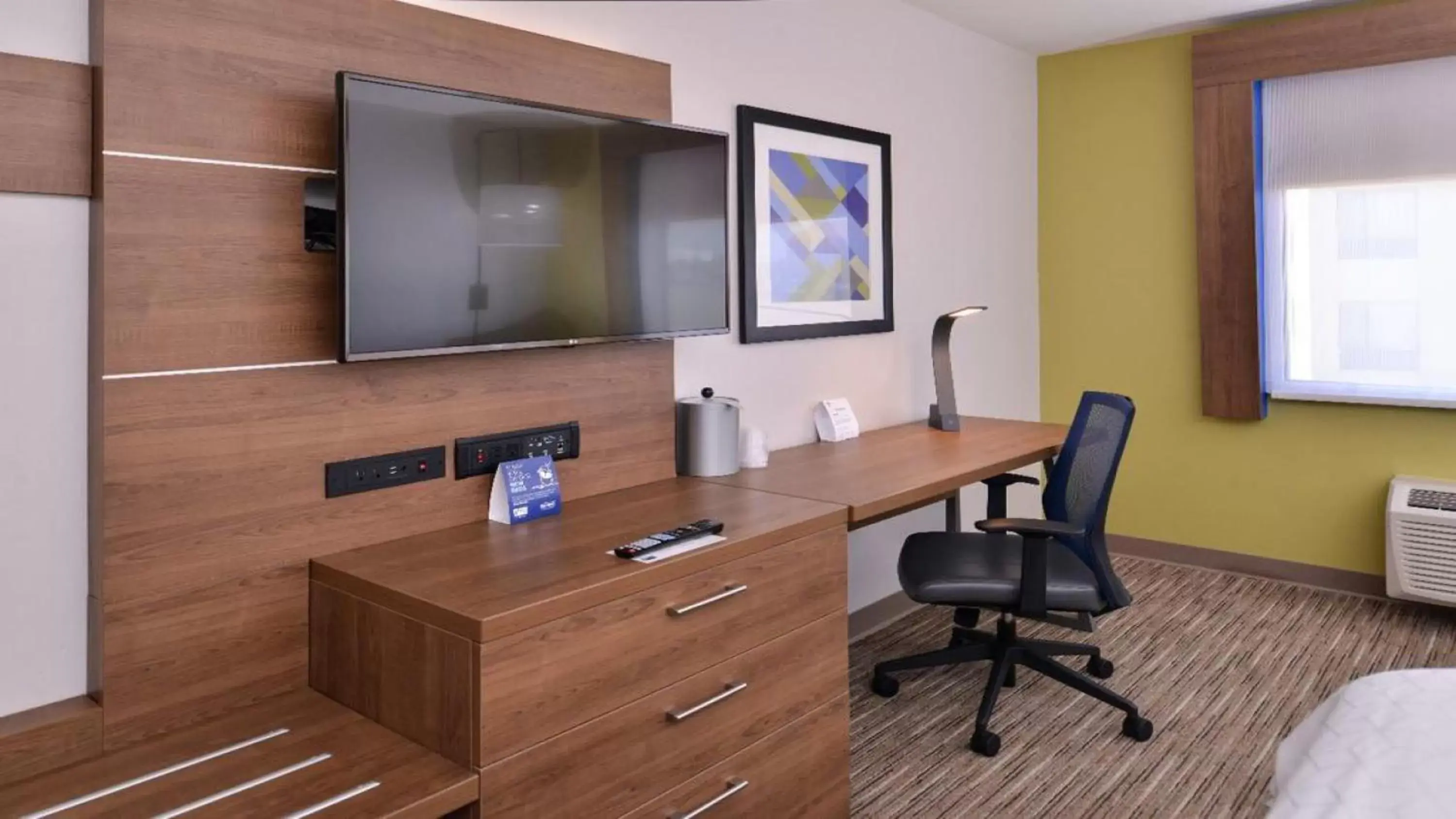 Communal lounge/ TV room, TV/Entertainment Center in Holiday Inn Express Hotel & Suites Mount Pleasant, an IHG Hotel