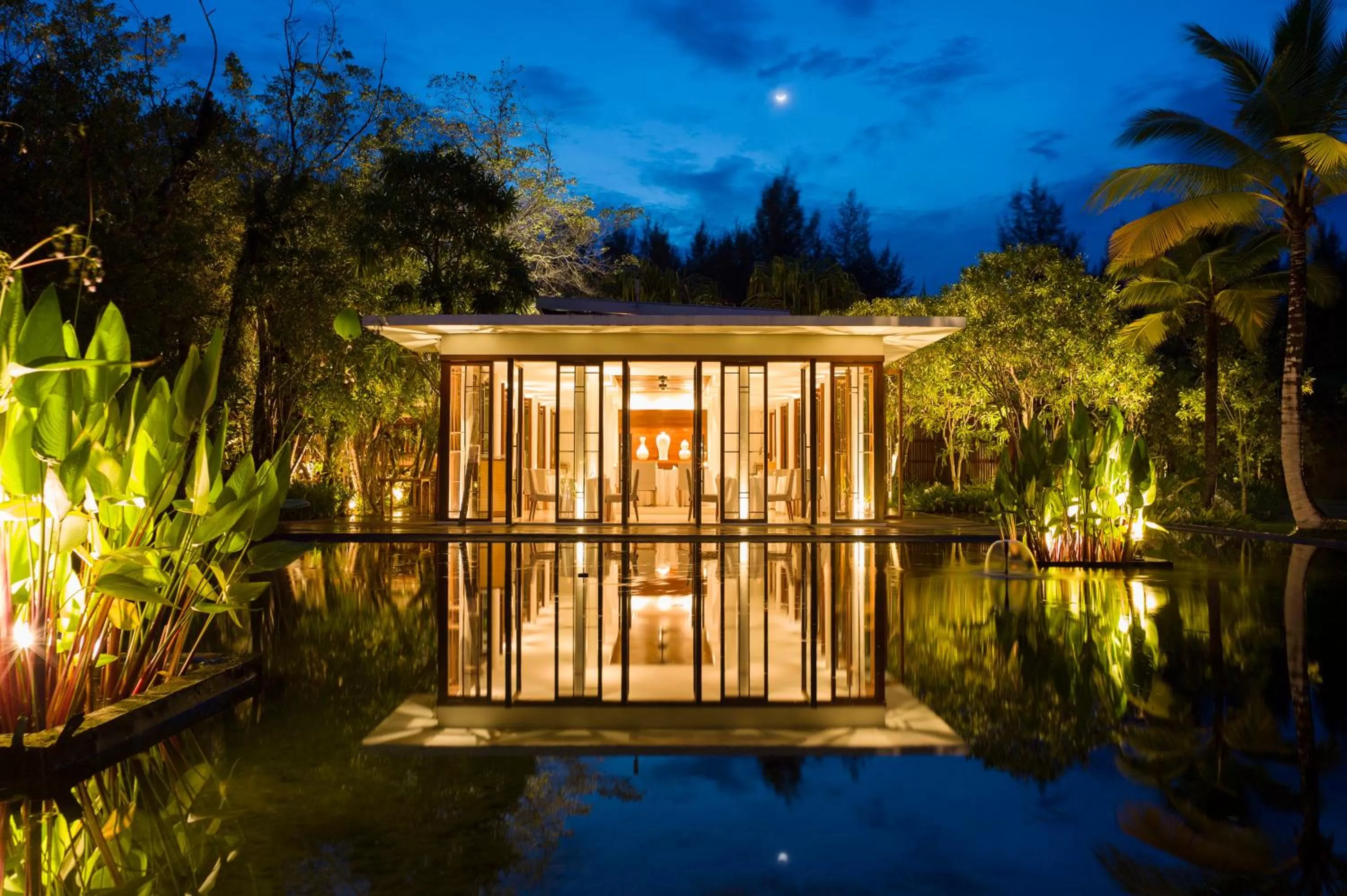 Restaurant/places to eat in The Sarojin