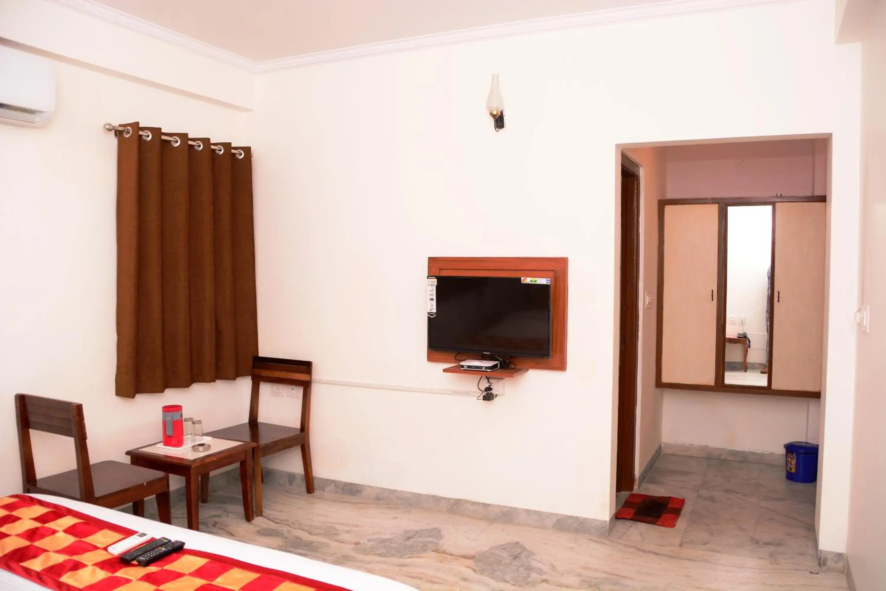 TV and multimedia, TV/Entertainment Center in Hotel Sugandh Retreat