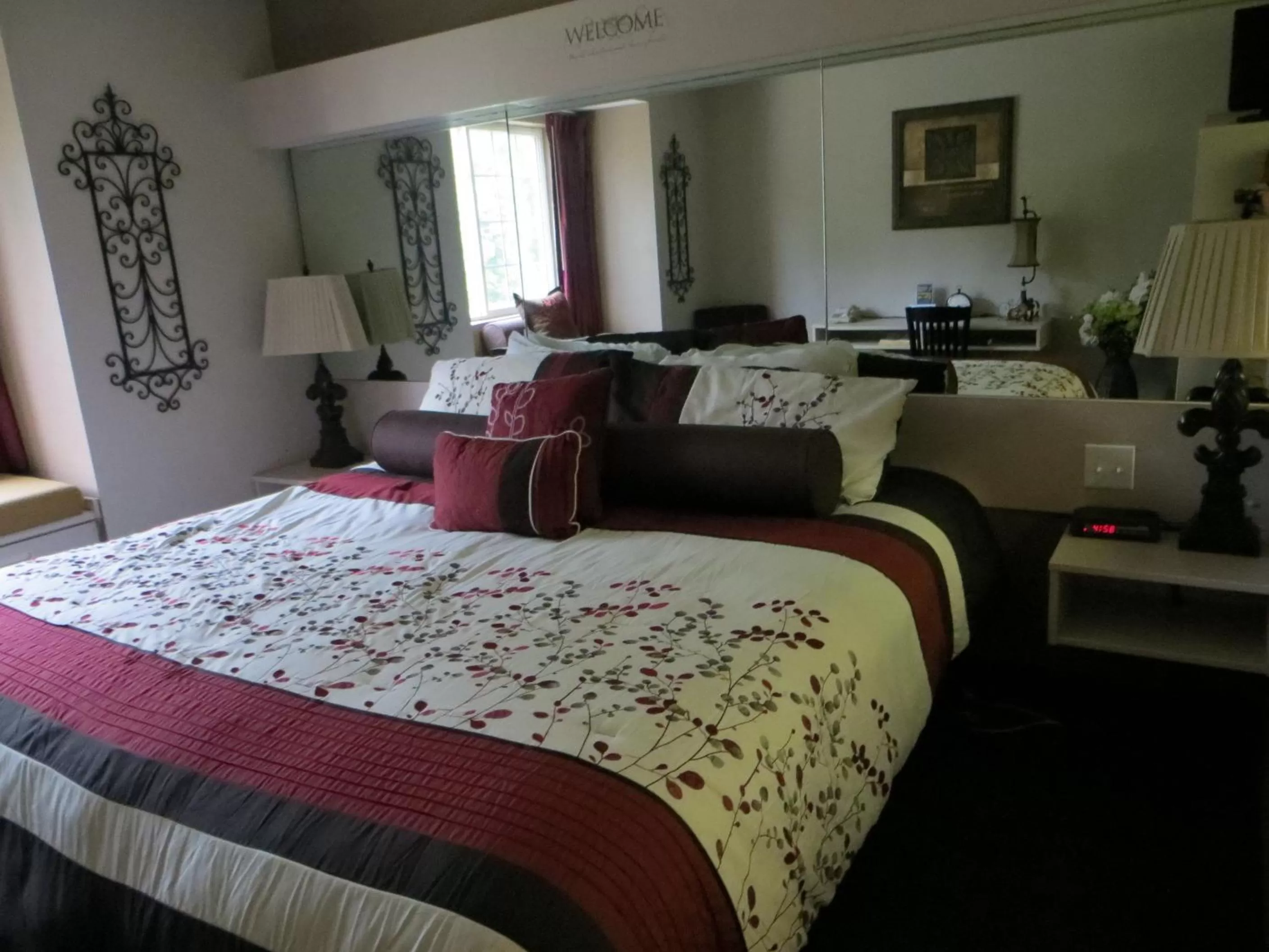 Queen Room - single occupancy - Non-Smoking in Patti's Inn and Suites