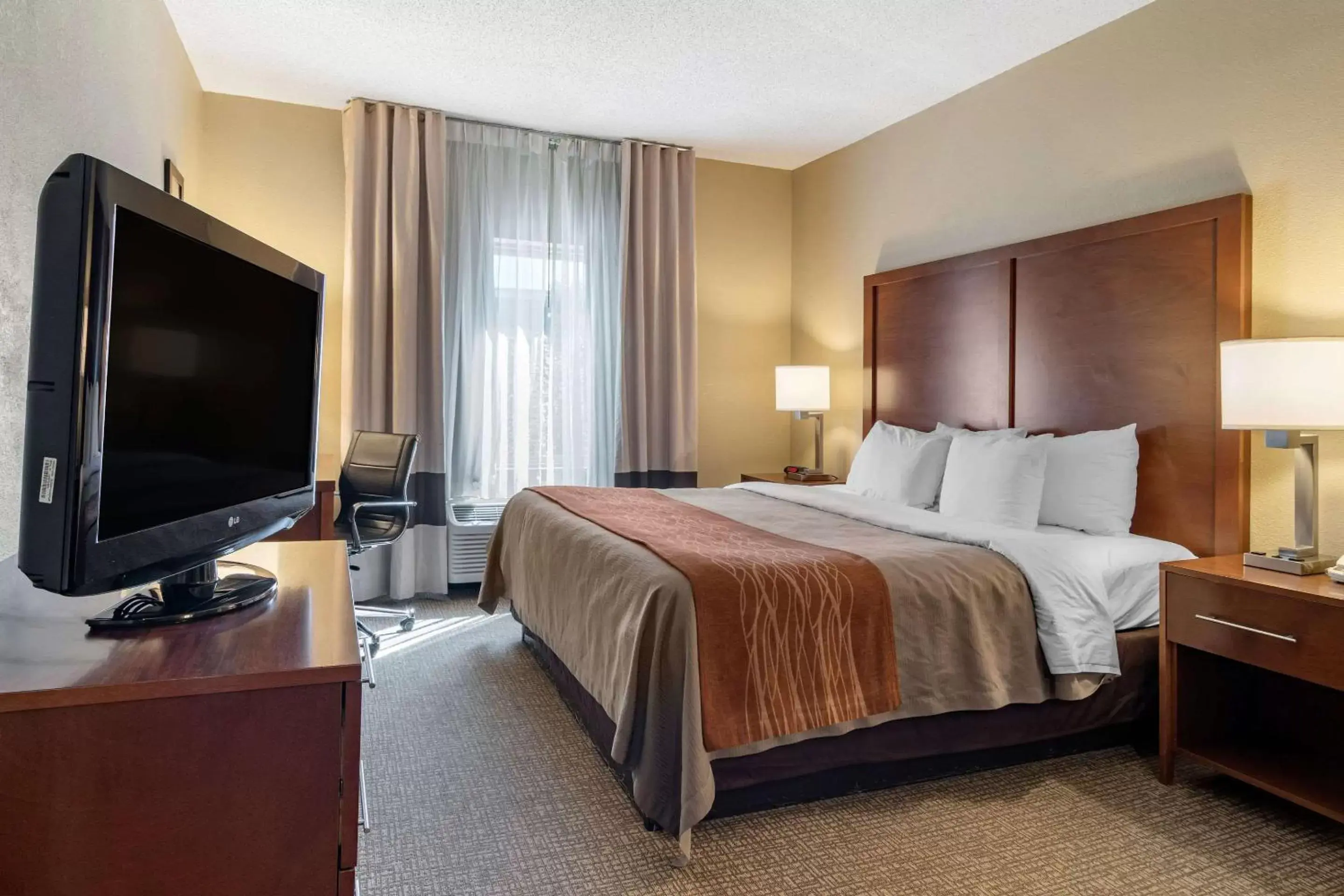 Photo of the whole room, Bed in Comfort Inn and Suites
