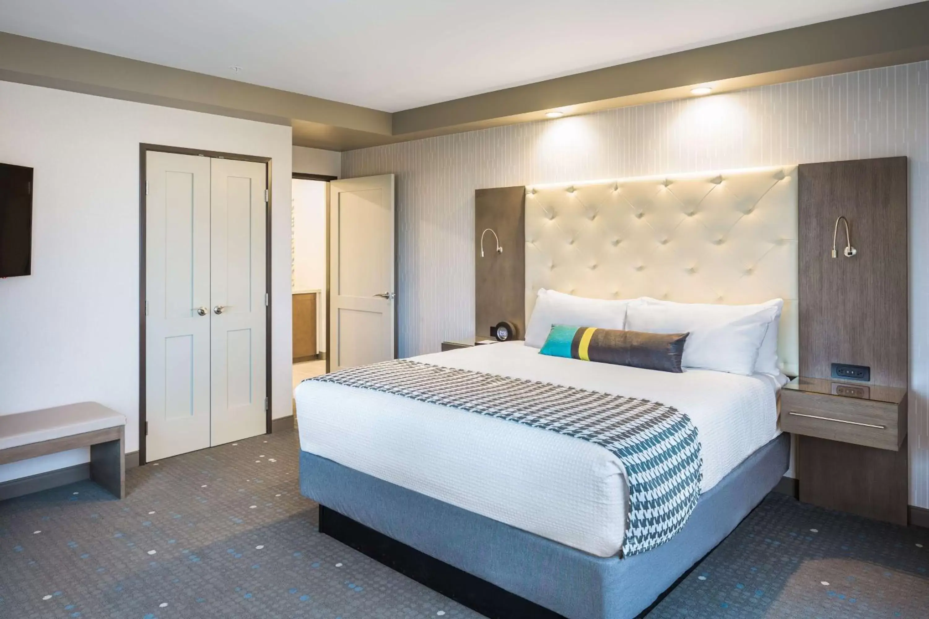 King Suite with Sofa Bed and Wet Bar in Best Western Premier Hotel at Fisher's Landing King Suite with Sofa Bed and Wet Bar in Best Western Premier Hotel at Fisher's Landing