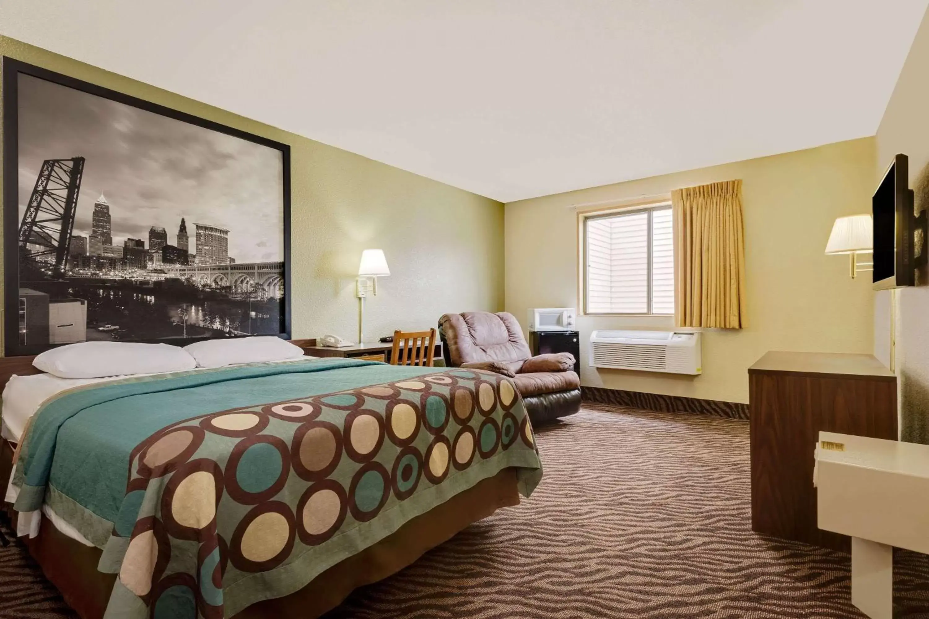 Queen Room - Non-Smoking in Super 8 by Wyndham Mentor/Cleveland Area Queen Room - Non-Smoking in Super 8 by Wyndham Mentor/Cleveland Area