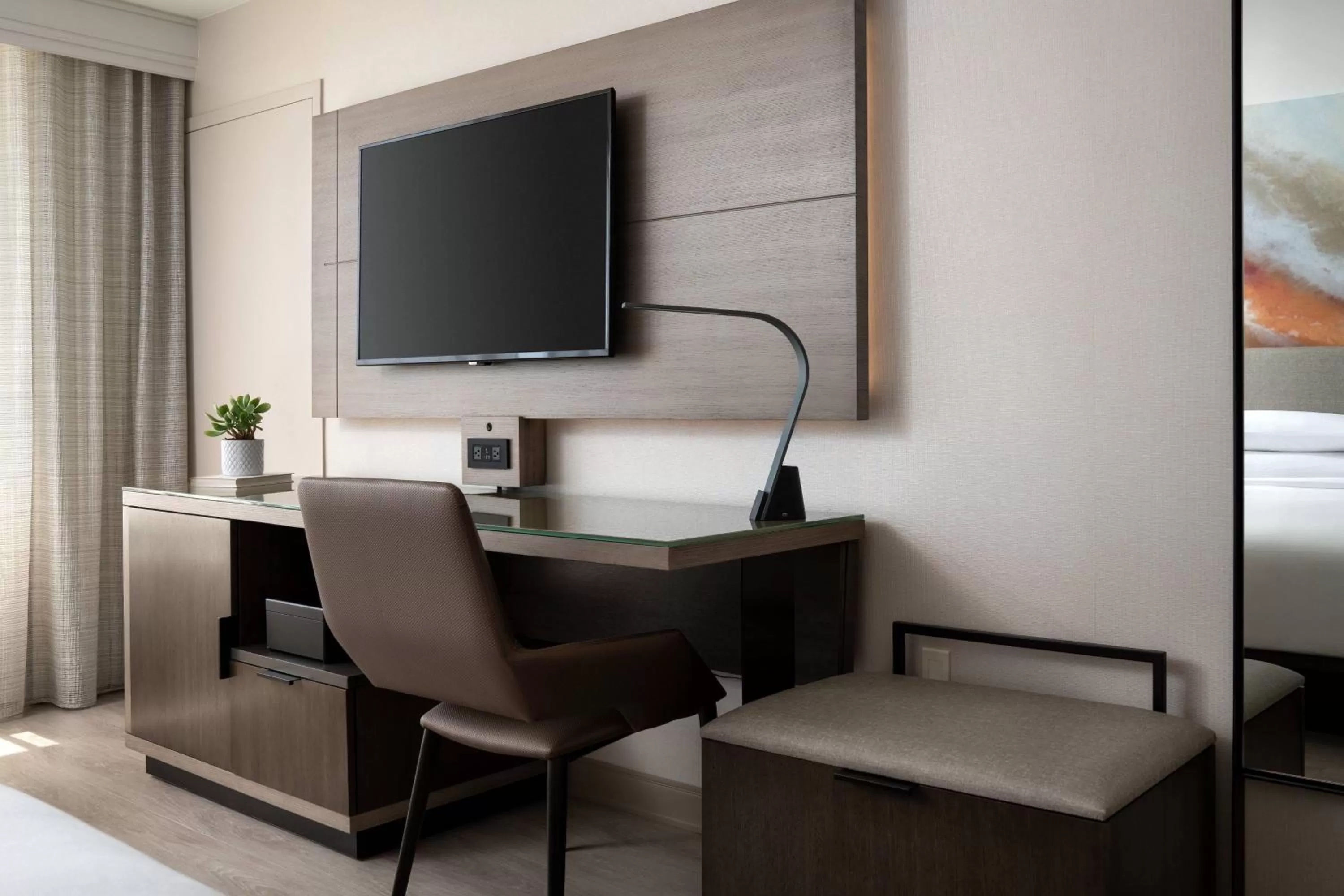 King Room with Adapted Tub - Mobility and Hearing Accessible in Torrance Marriott Redondo Beach