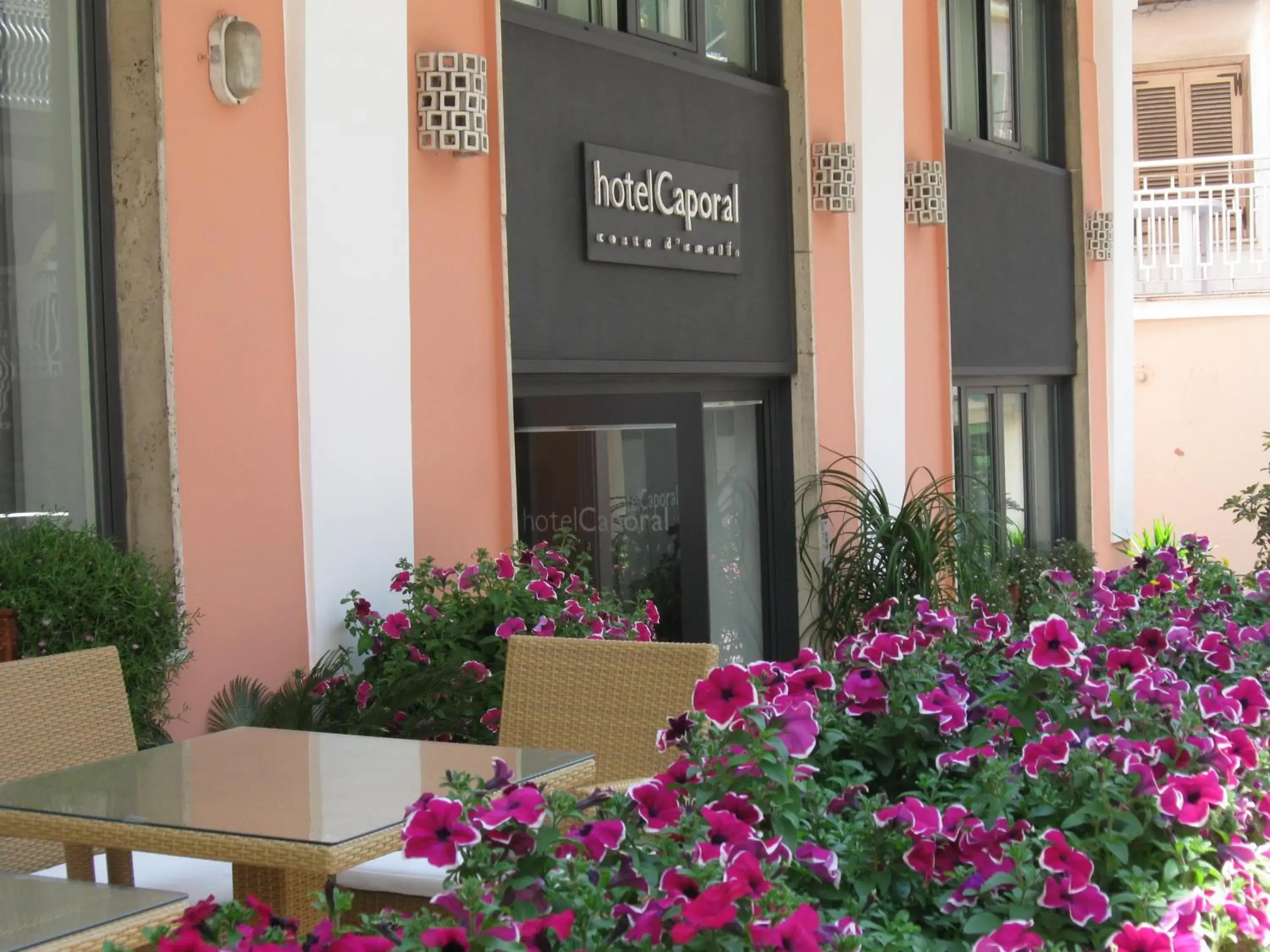 Restaurant/places to eat in Hotel Caporal