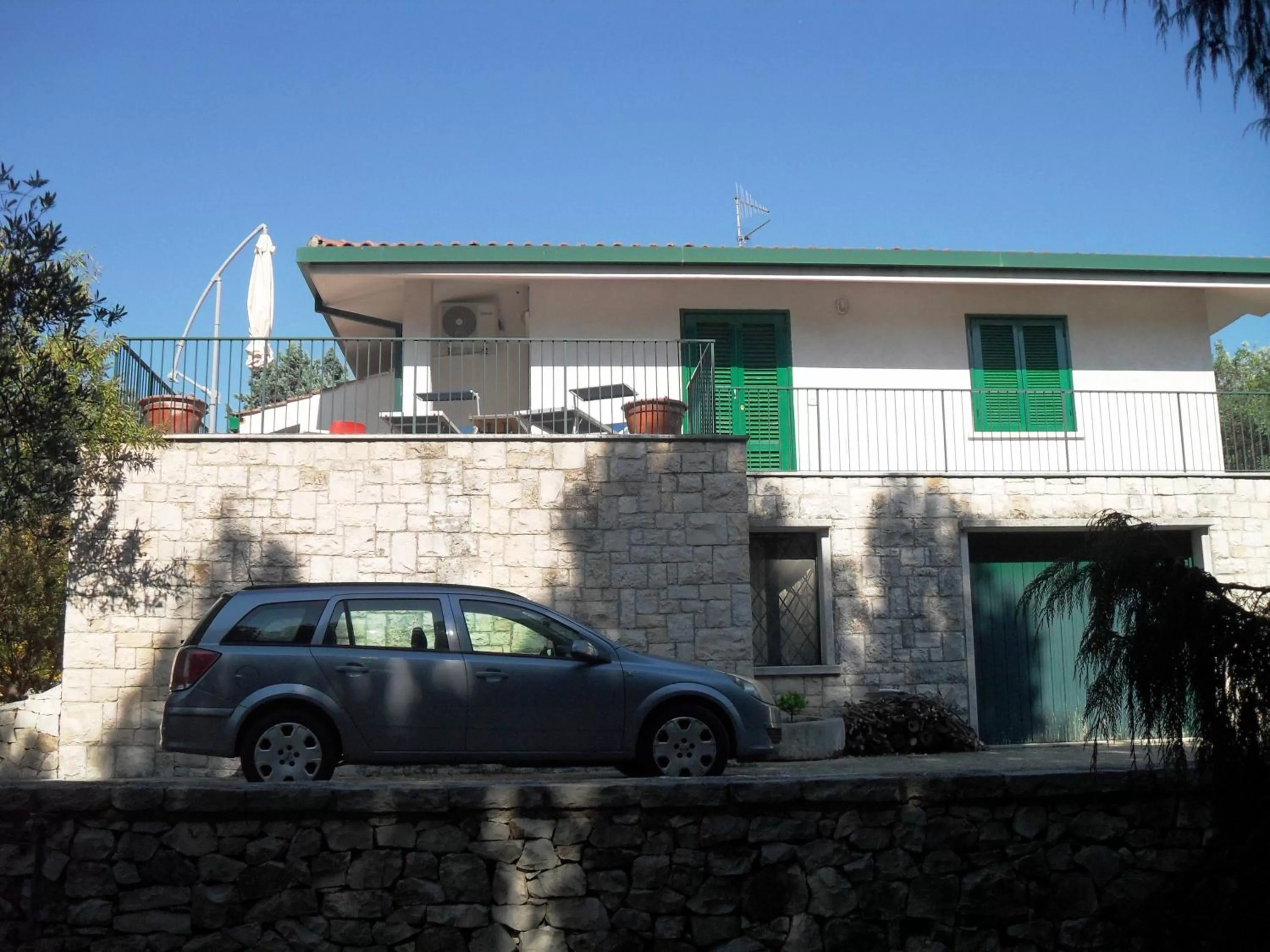 Facade/entrance in i gù books & rooms