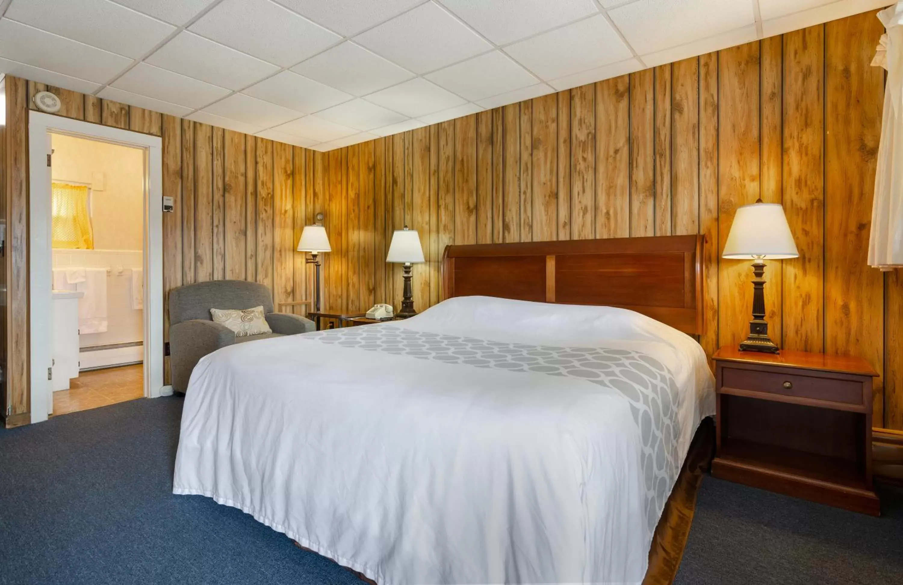 Bed in Knob Hill Motor Lodge