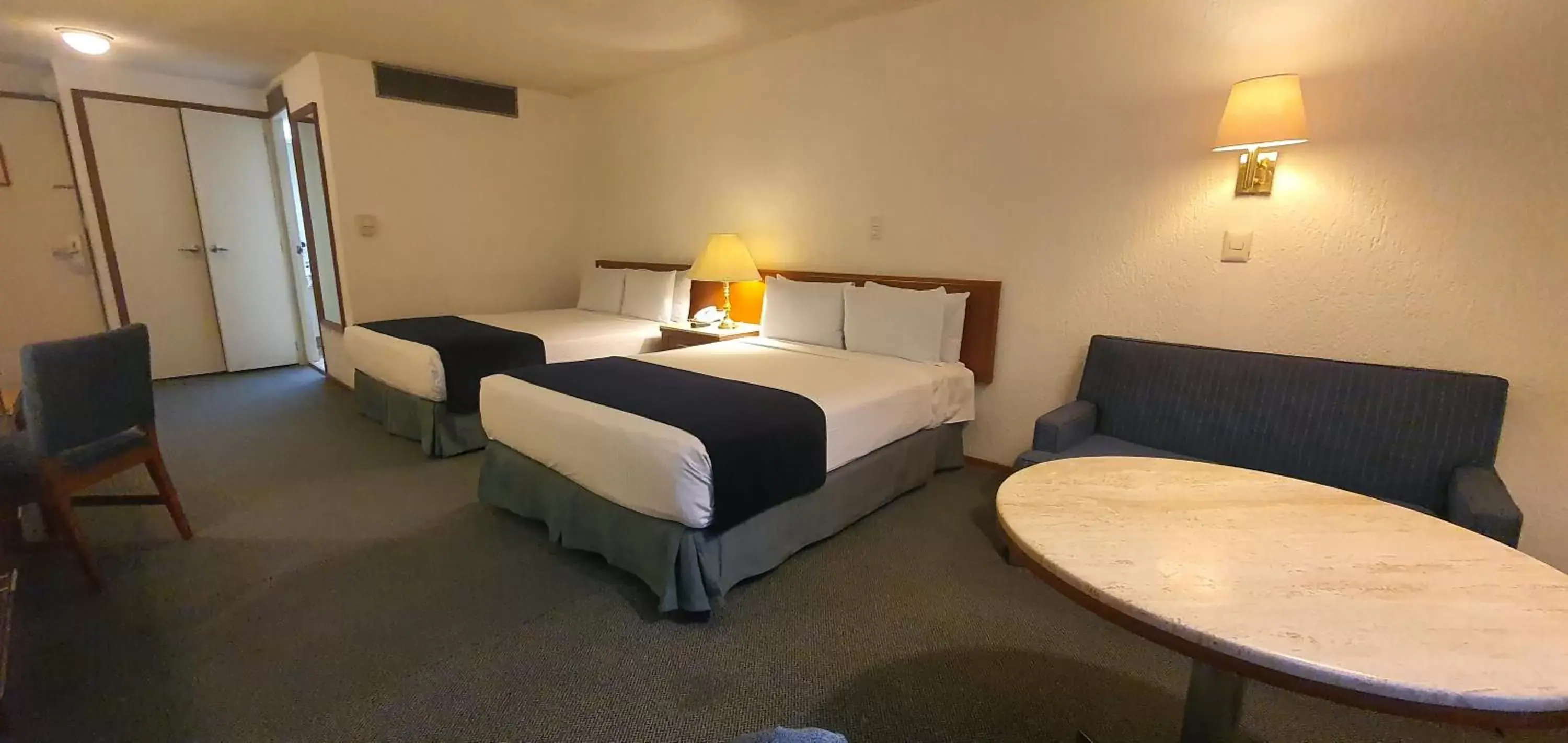 Photo of the whole room, Bed in Hotel Bristol