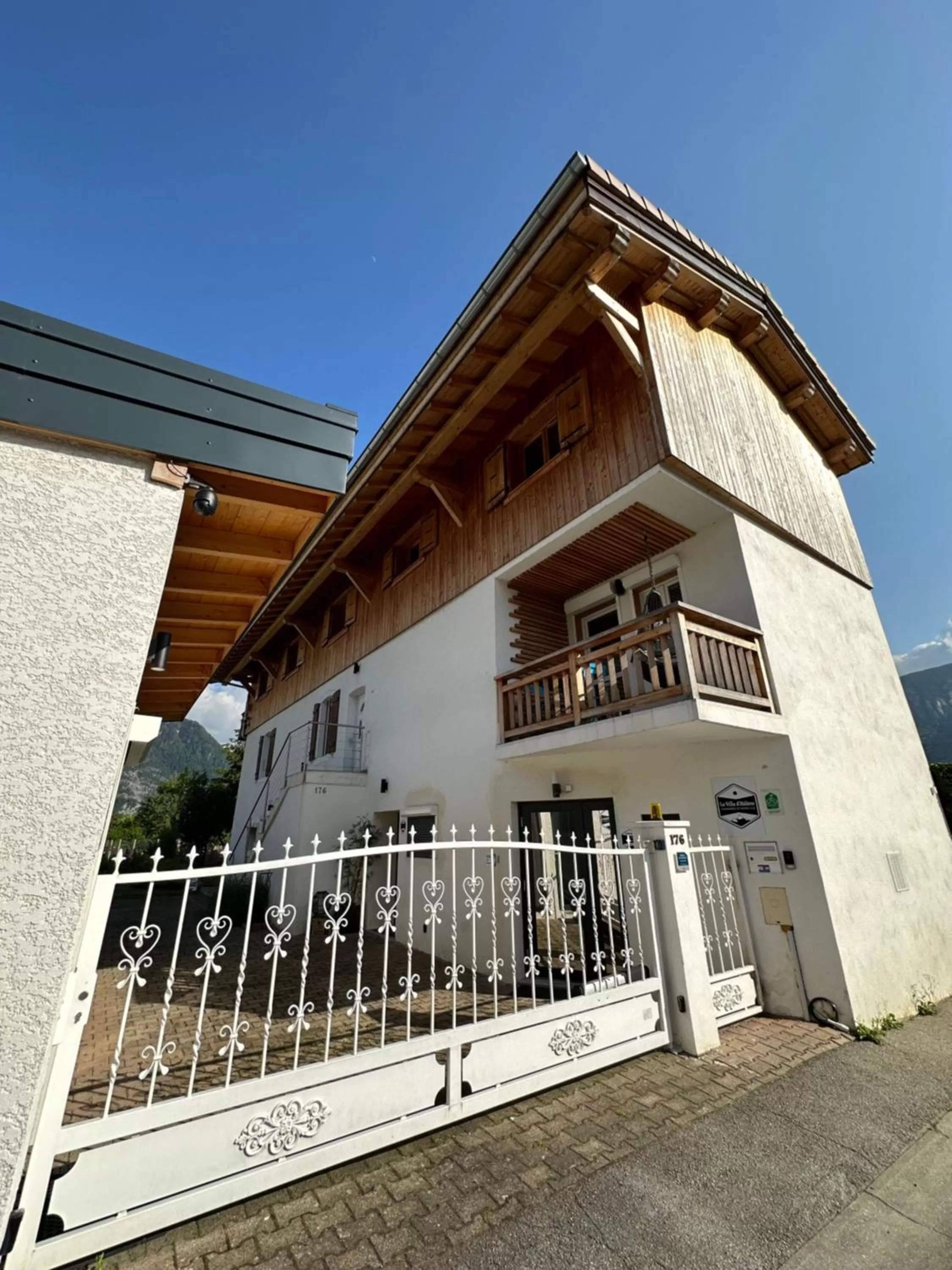 Property Building in La Villa d'Hélène 2 - Chambres d'hôtes BnB et Appartements - Cluses