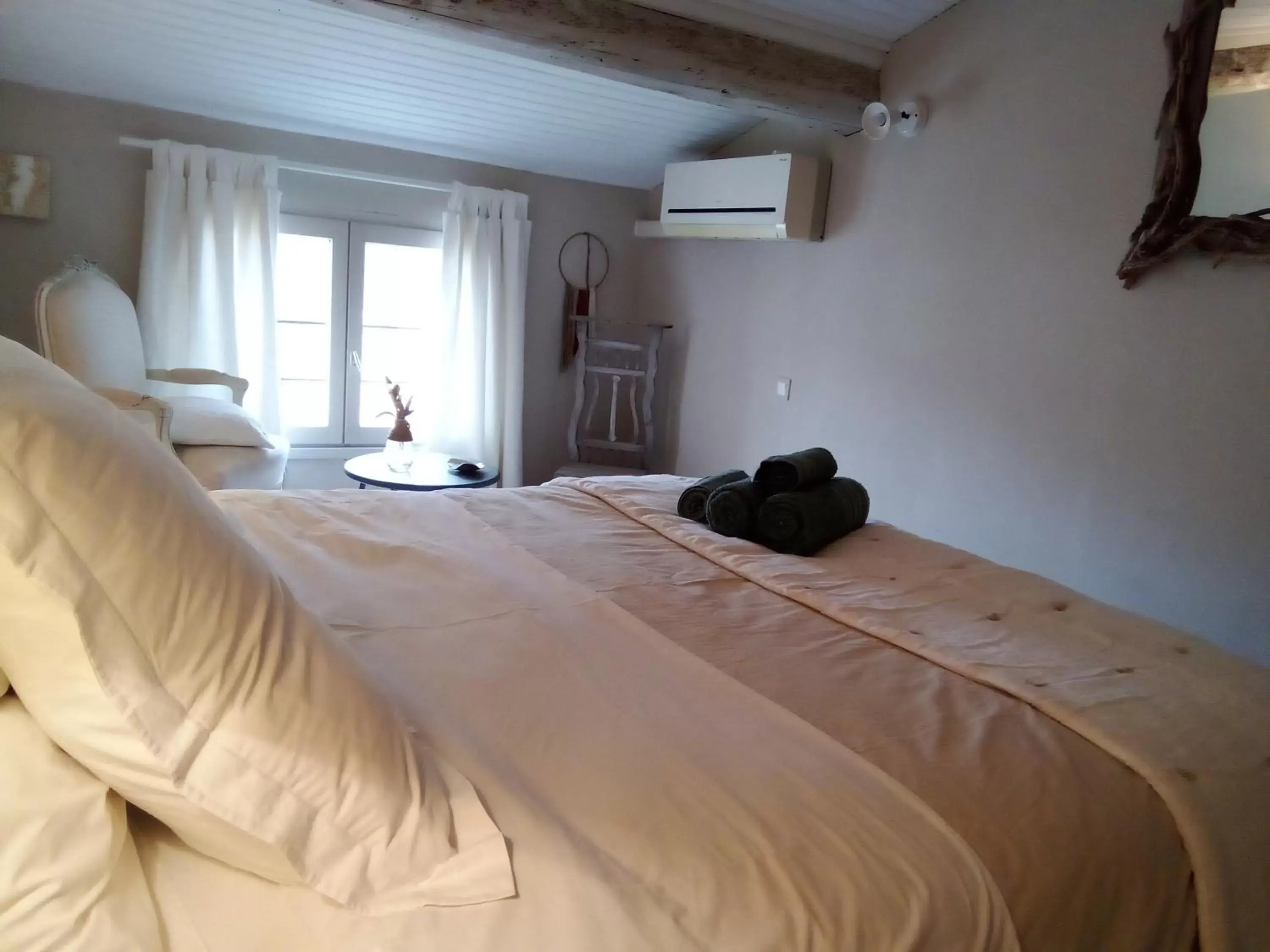 Photo of the whole room, Bed in La maison perchee