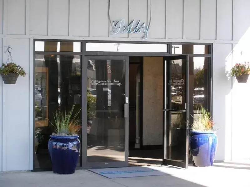 Facade/entrance in Edgewater Inn and Suites