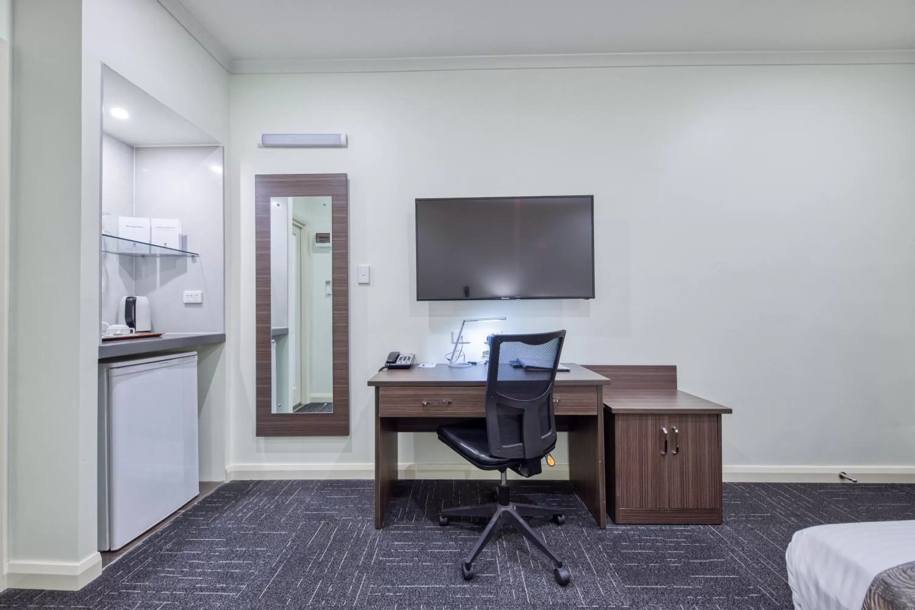 Communal lounge/ TV room, TV/Entertainment Center in Best Western Melbourne Airport