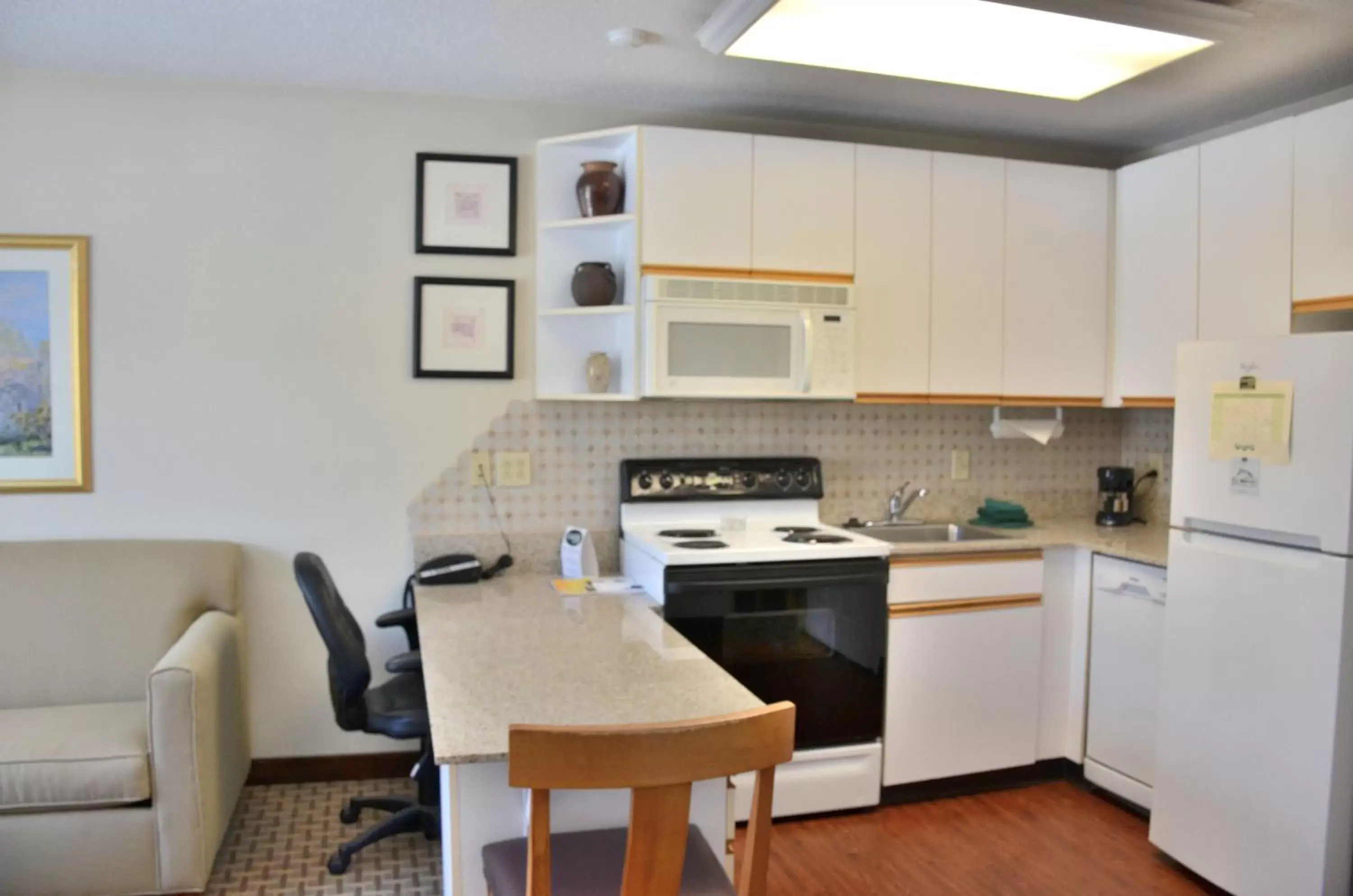 Kitchen or kitchenette in Cresthill Suites Syracuse