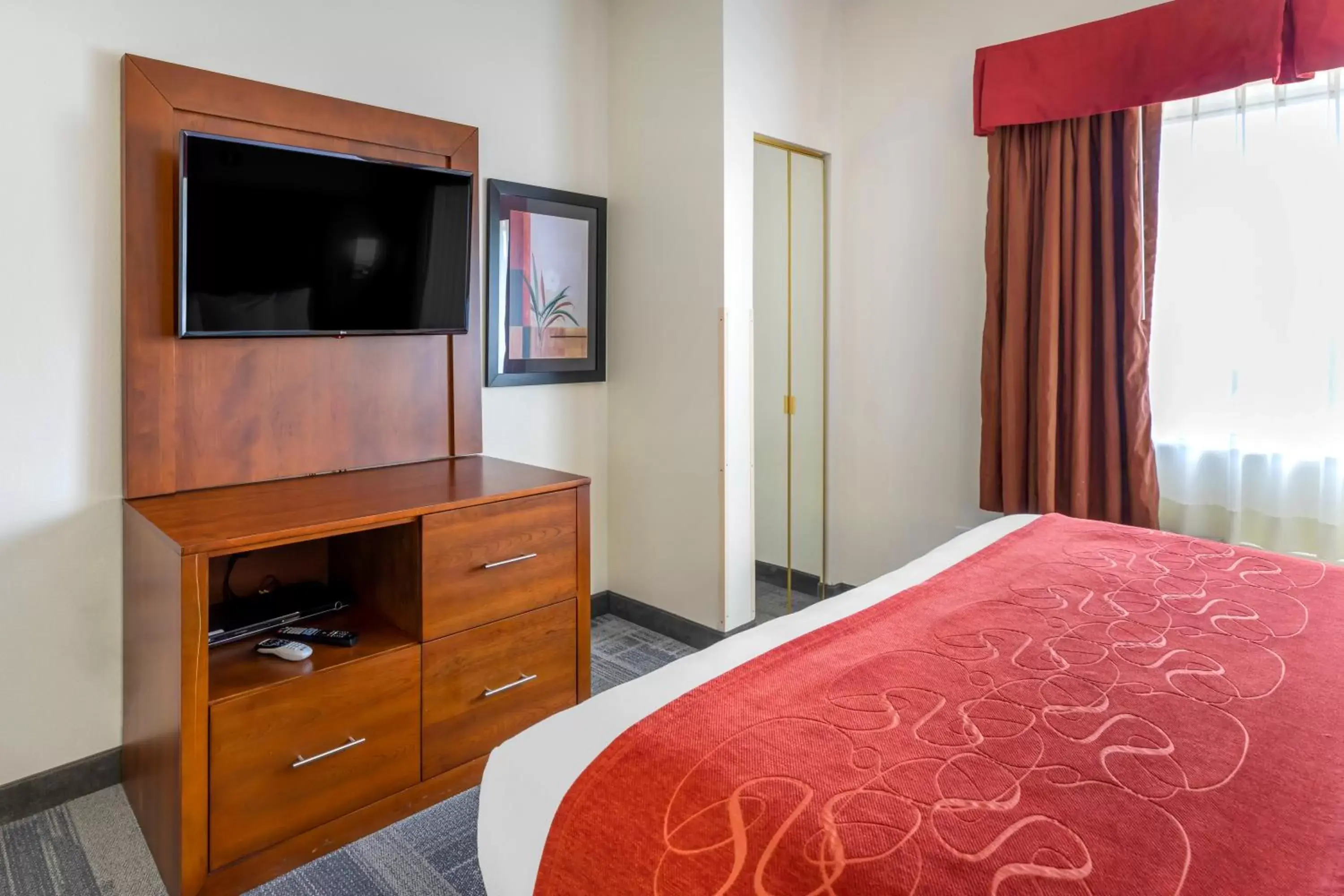 Bedroom, TV/Entertainment Center in Comfort Suites Denver Tech Center/Englewood