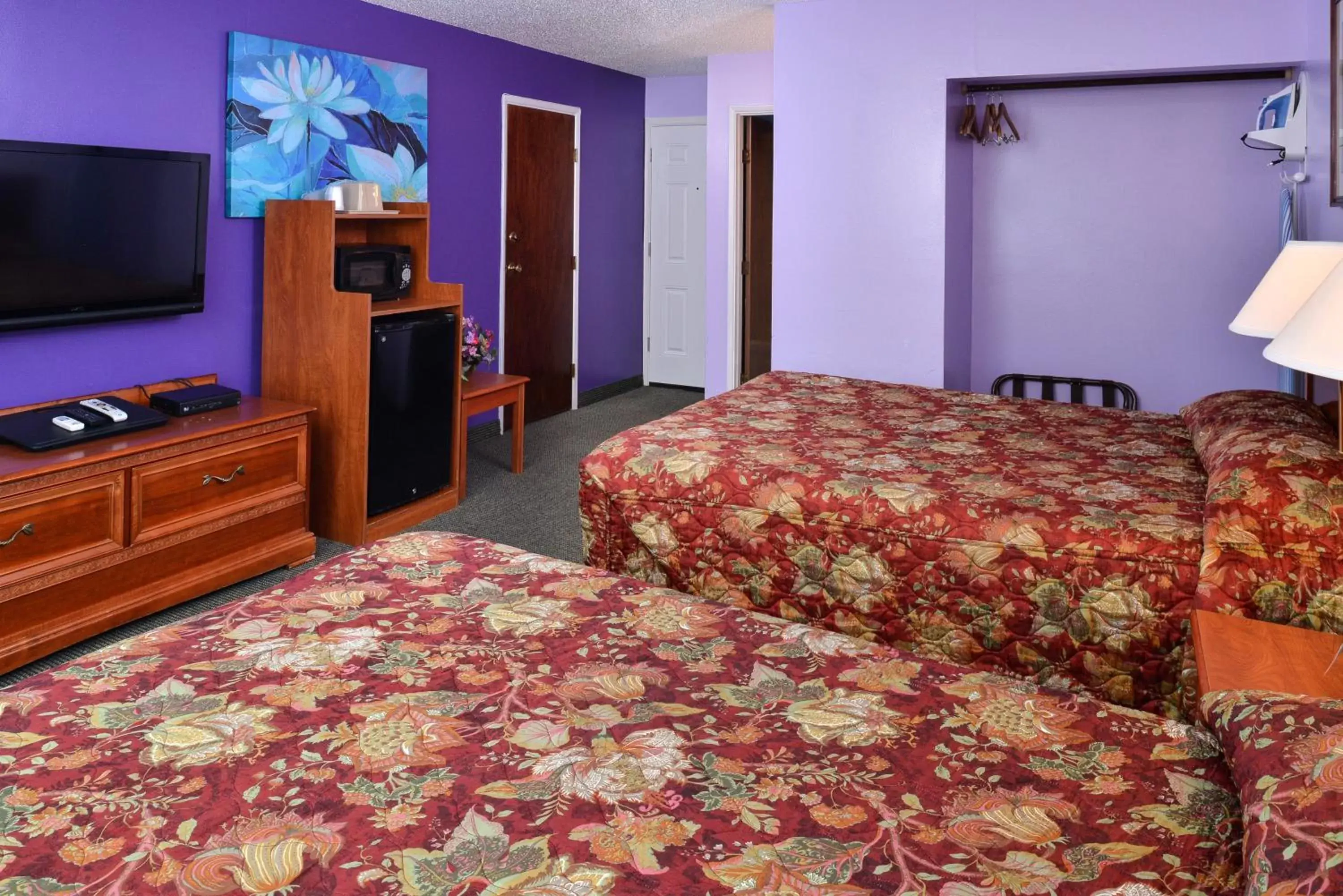 Photo of the whole room, Bed in Maverick Motel