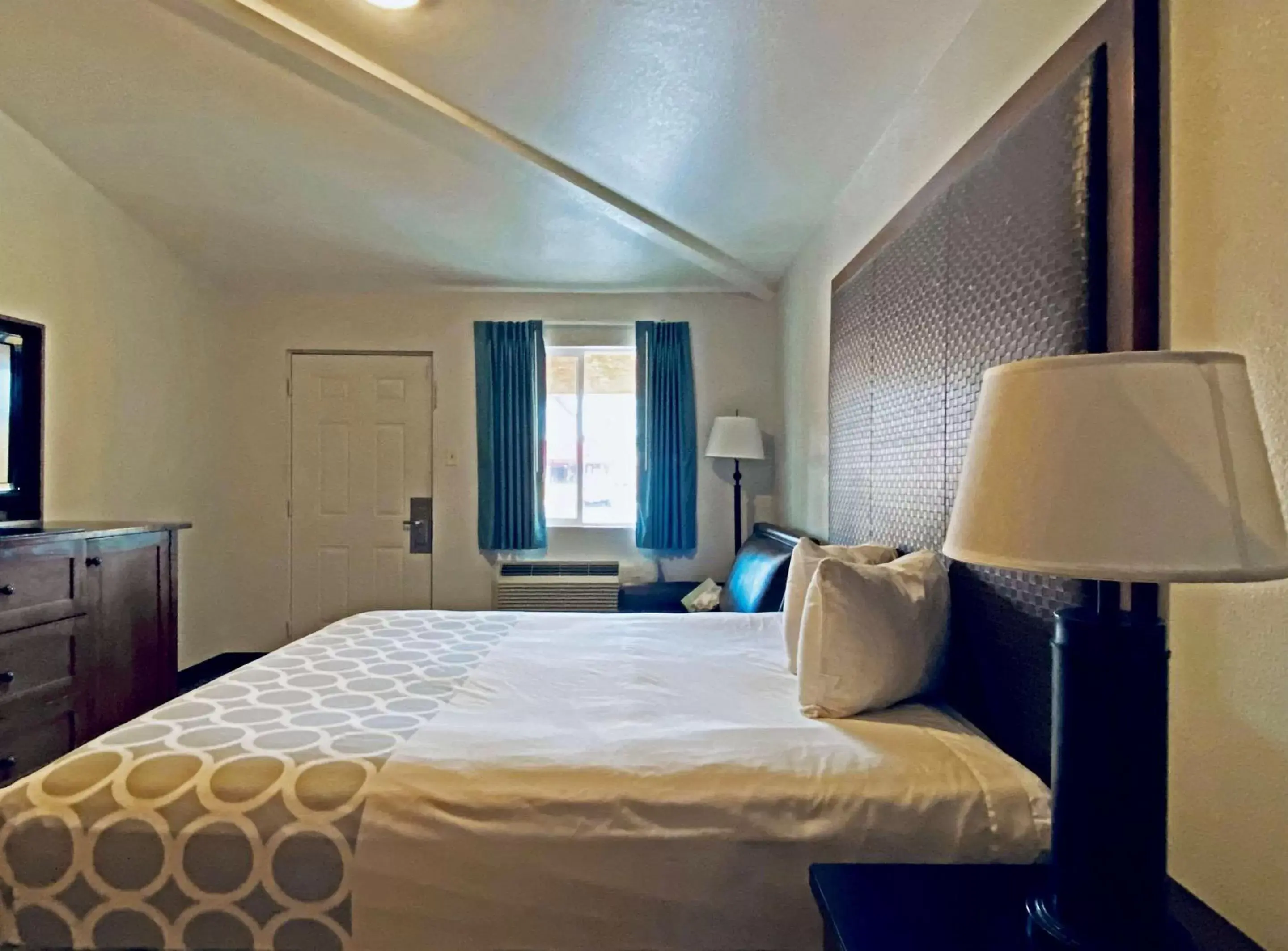 Photo of the whole room, Bed in Rodeway Inn Old Town Scottsdale