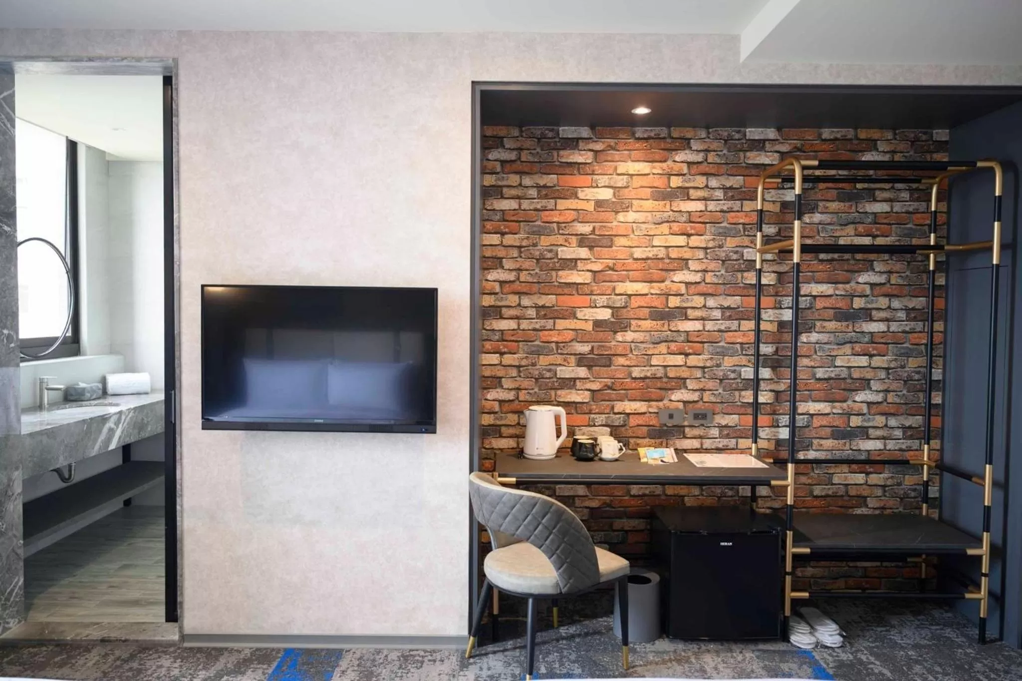 Communal lounge/ TV room in Tenz Go Hotel