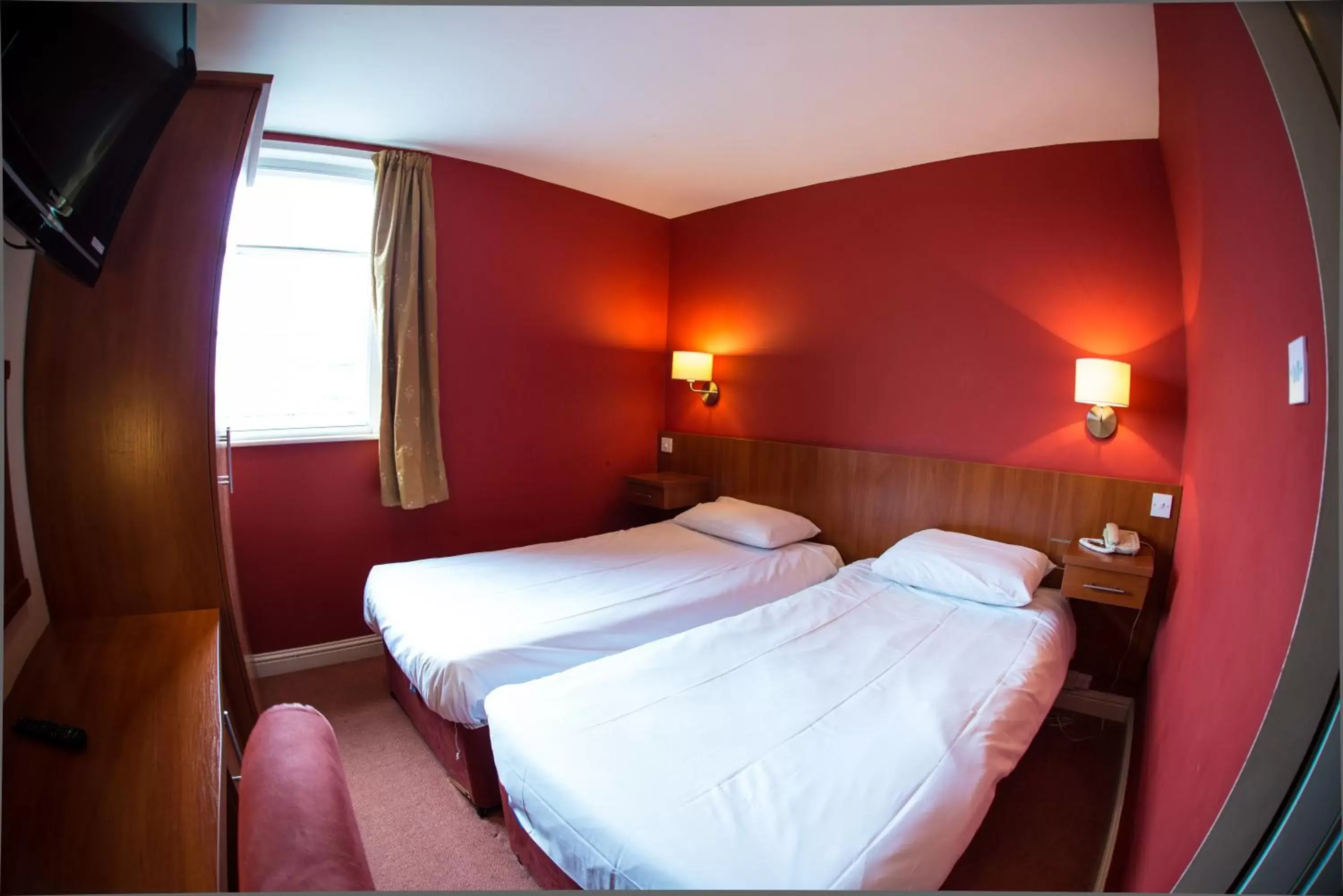 Photo of the whole room, Bed in Thomas James Hotel