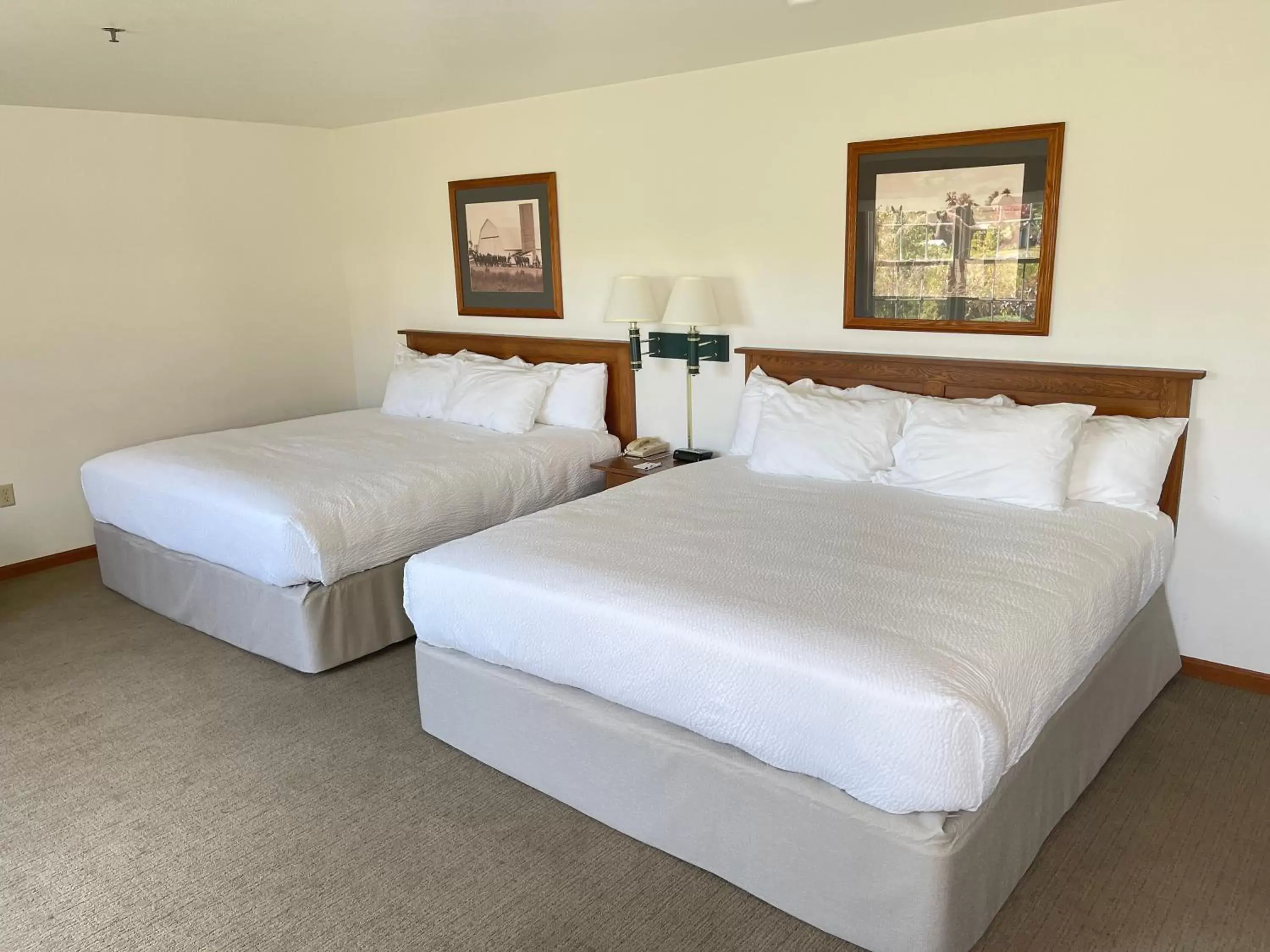 Bed in Farmstead Inn and Conference Center