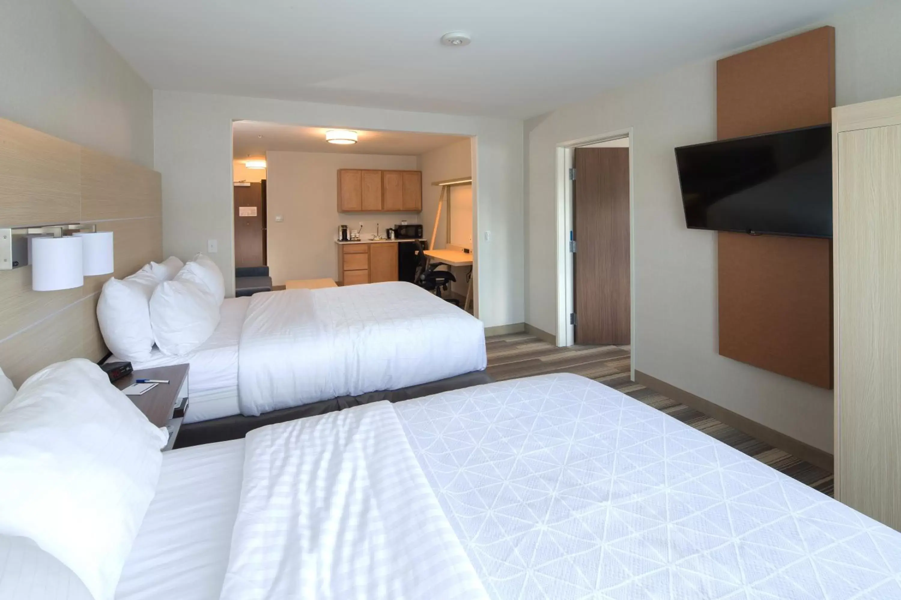 Photo of the whole room, Bed in Holiday Inn Express Rochester Hills, an IHG Hotel