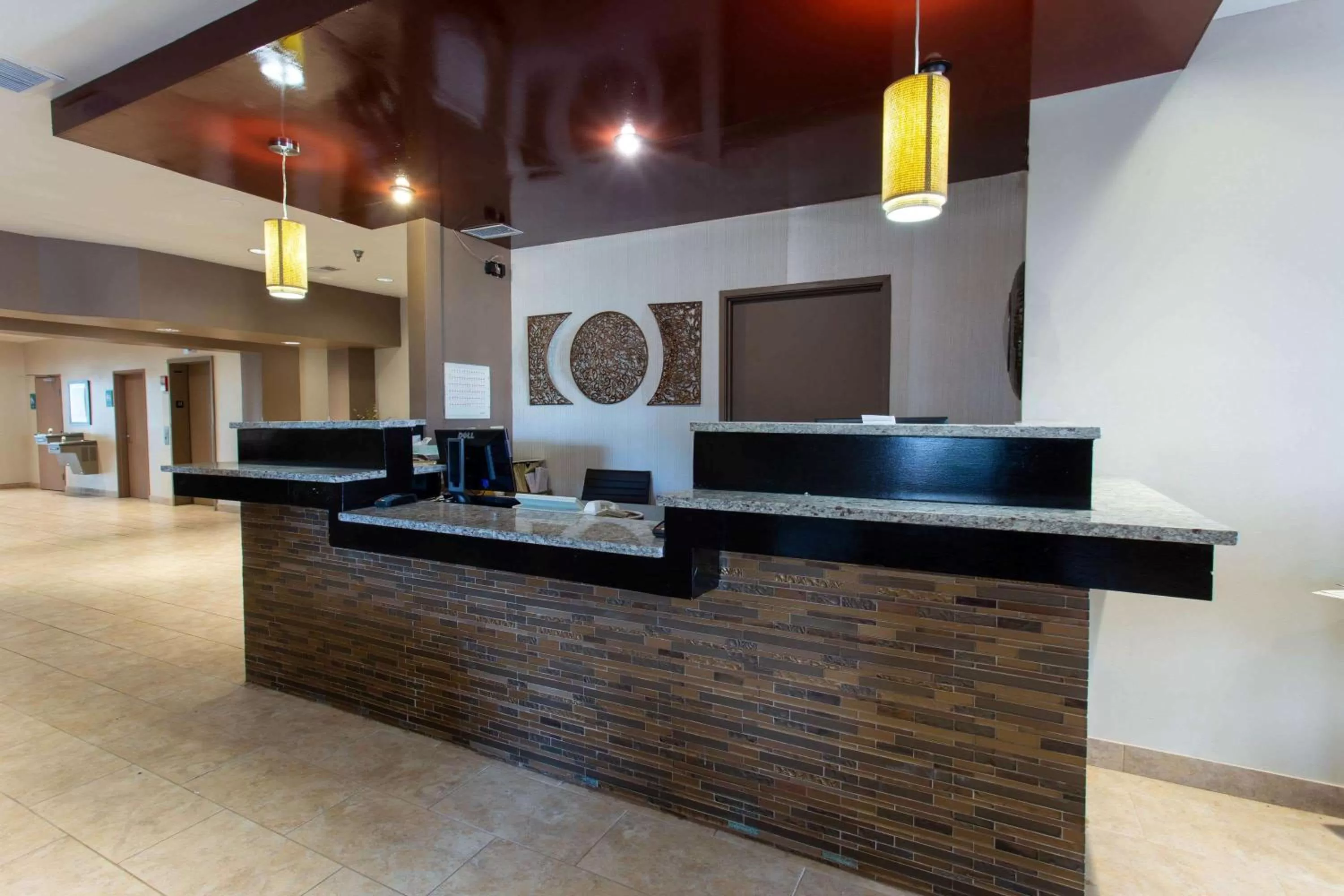 Lobby or reception in Ramada by Wyndham Glendale Heights/Lombard